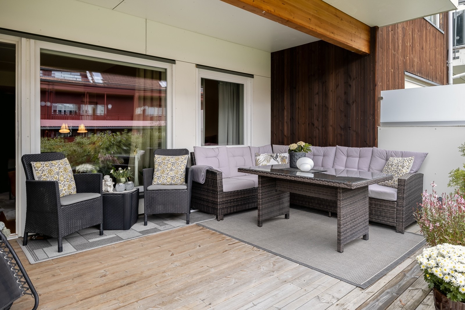 Stor, overbygget terrasse med utgang rett fra stuen. Galleribilde