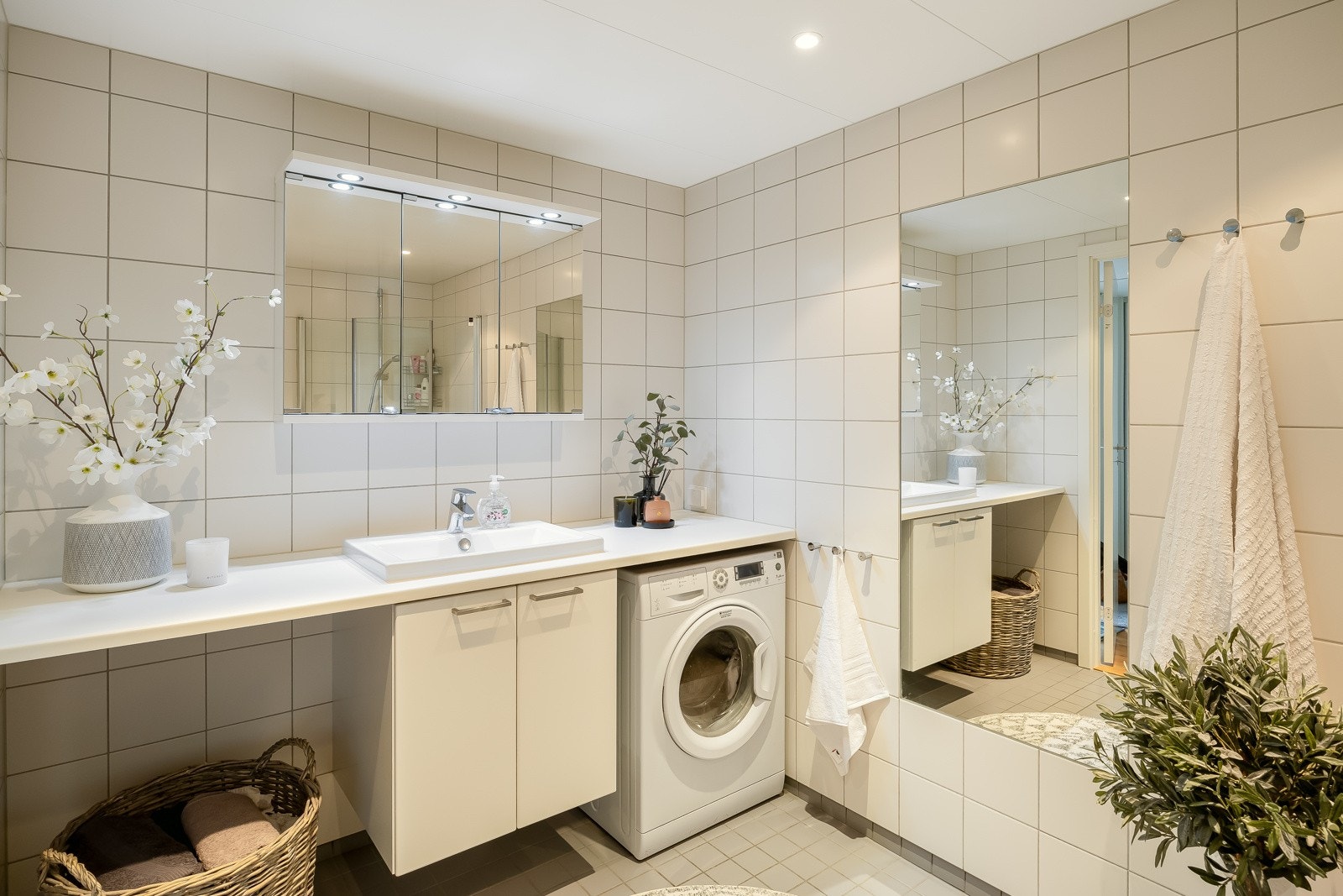 Romslig, flislagt baderom med behagelige varmekabler i gulv og downlights i tak. Galleribilde