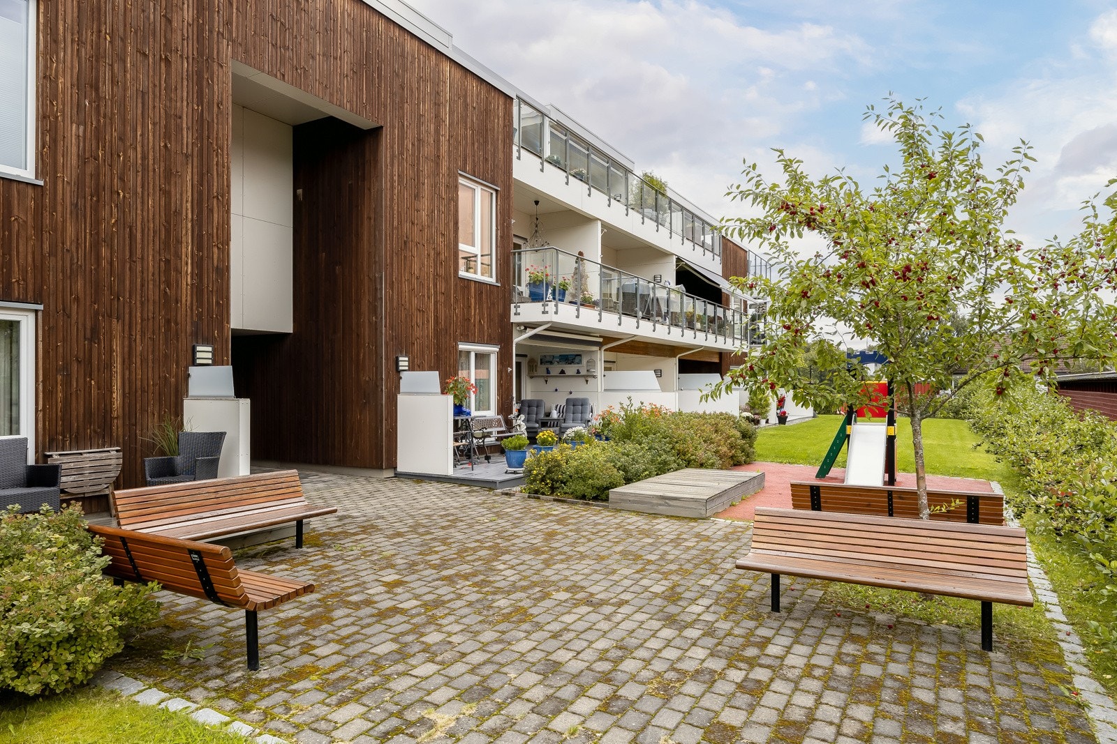 Leiligheten ligger flott til med herlig og stor terrasse på 20 kvm med overbygg mot sør. Skjermet og rolig mot grøntareal og fellesområder, uten vei eller gjennomgang forbi. Galleribilde