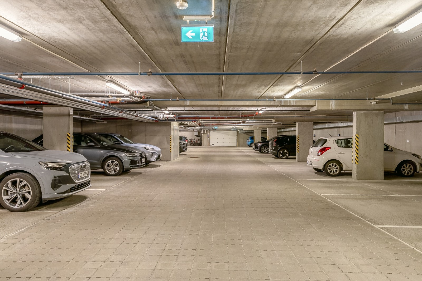Det følger med hele 2 parkeringsplasser i garasjekjeller på denne leiligheten! Galleribilde