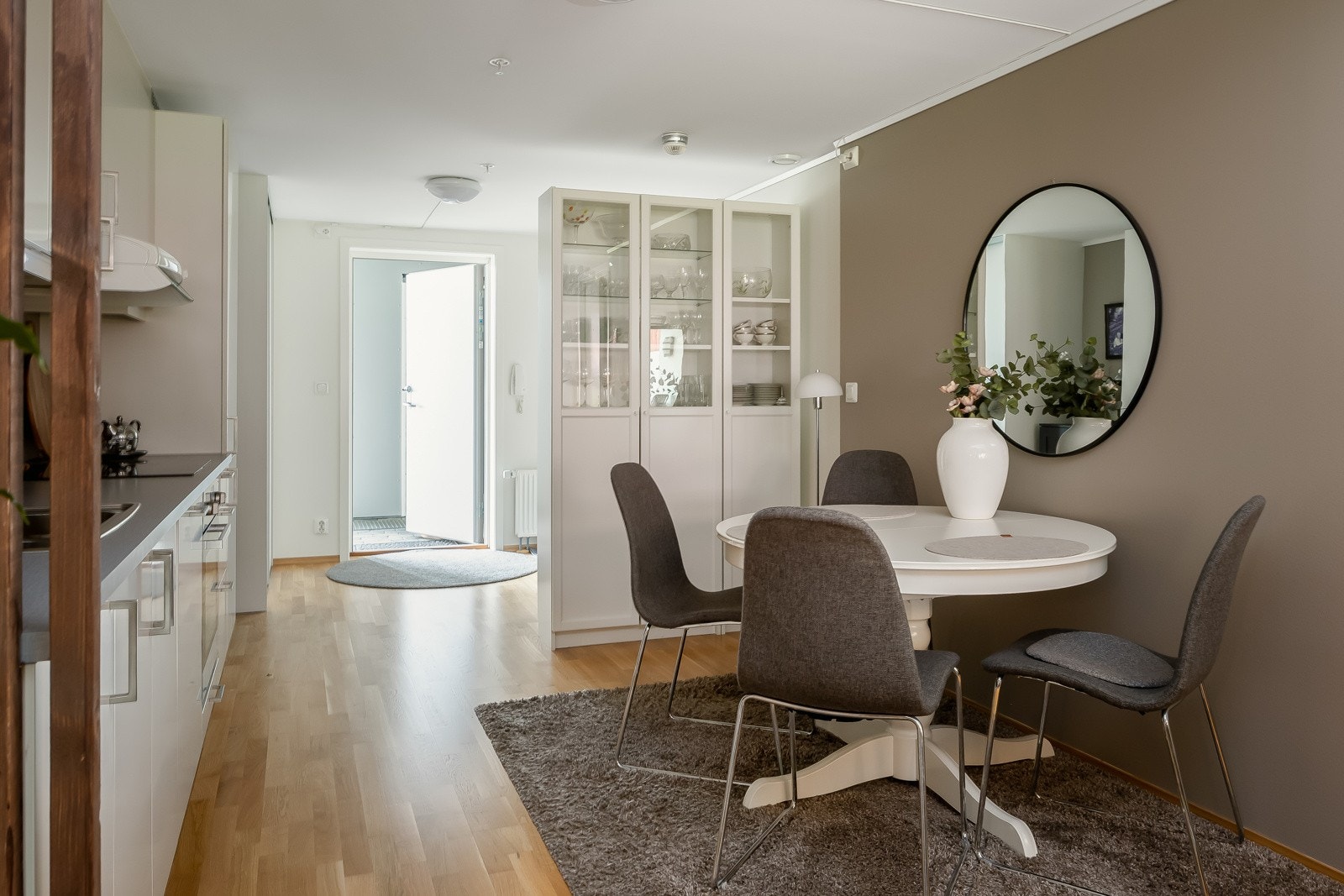 Takket være den åpne løsningen er det rikelig med plass til både spisegruppe og TV-krok. Galleribilde
