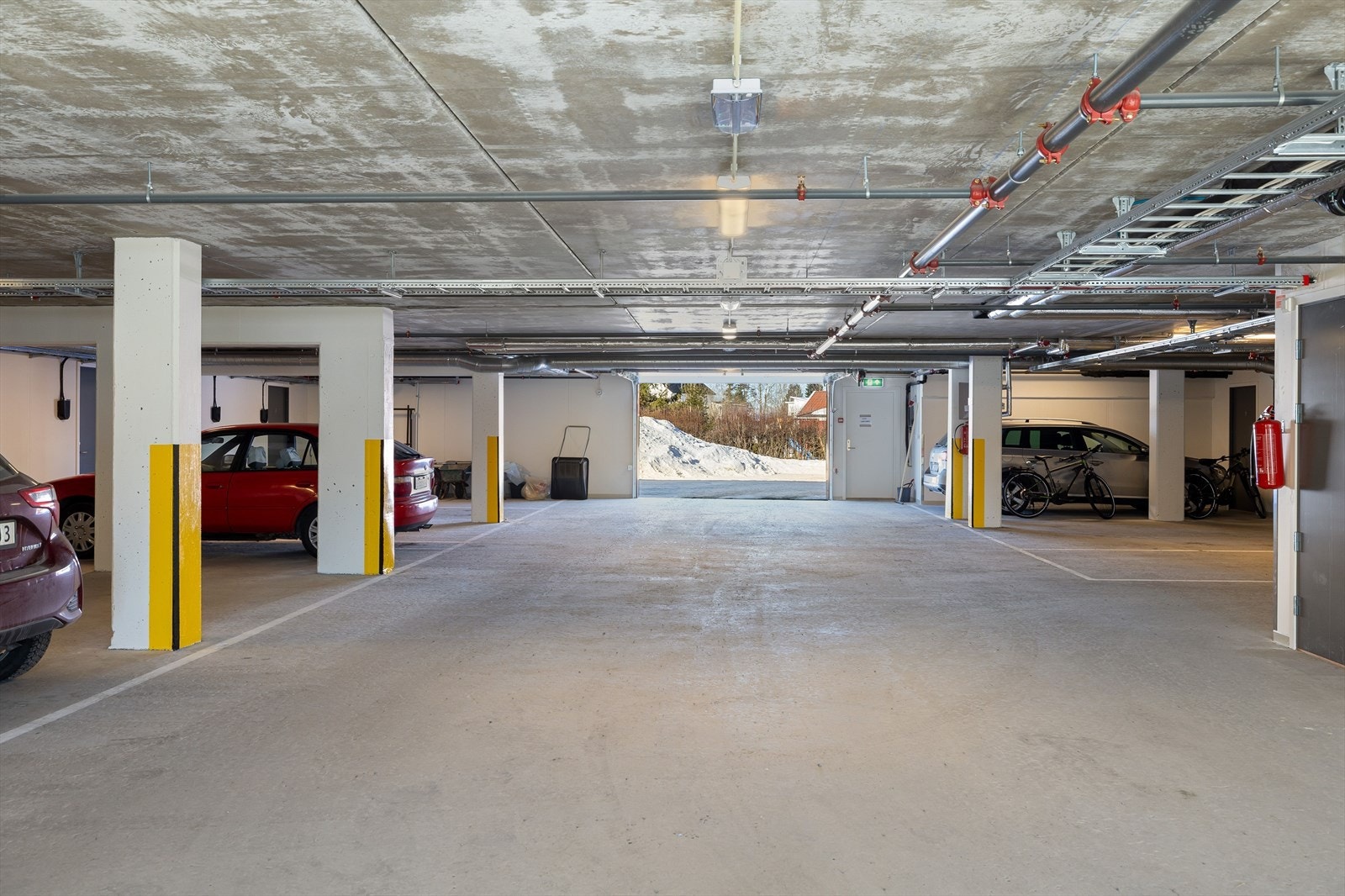 Felles oppvarmet garasjeanlegg i byggets 1. etasje. Galleribilde