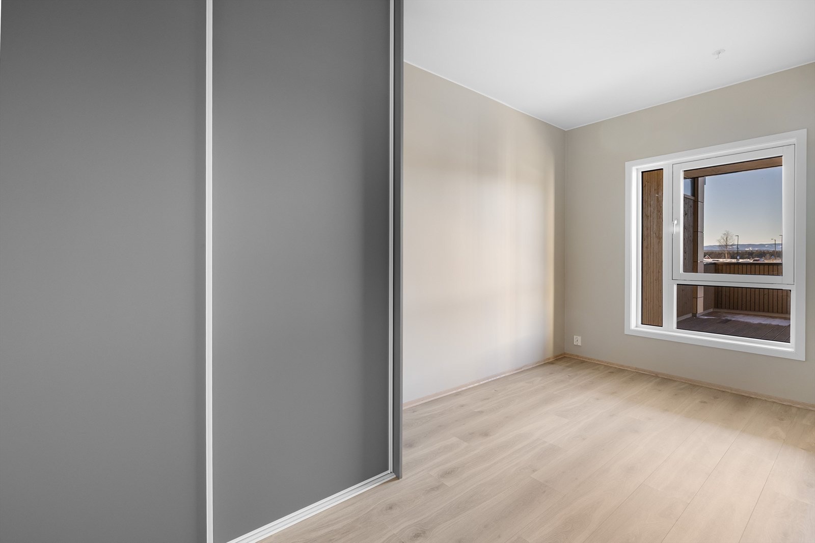 På soverommet er det rikelig med oppbevaringsplass i stor plassbygget skyvedørsgarderobe. Galleribilde