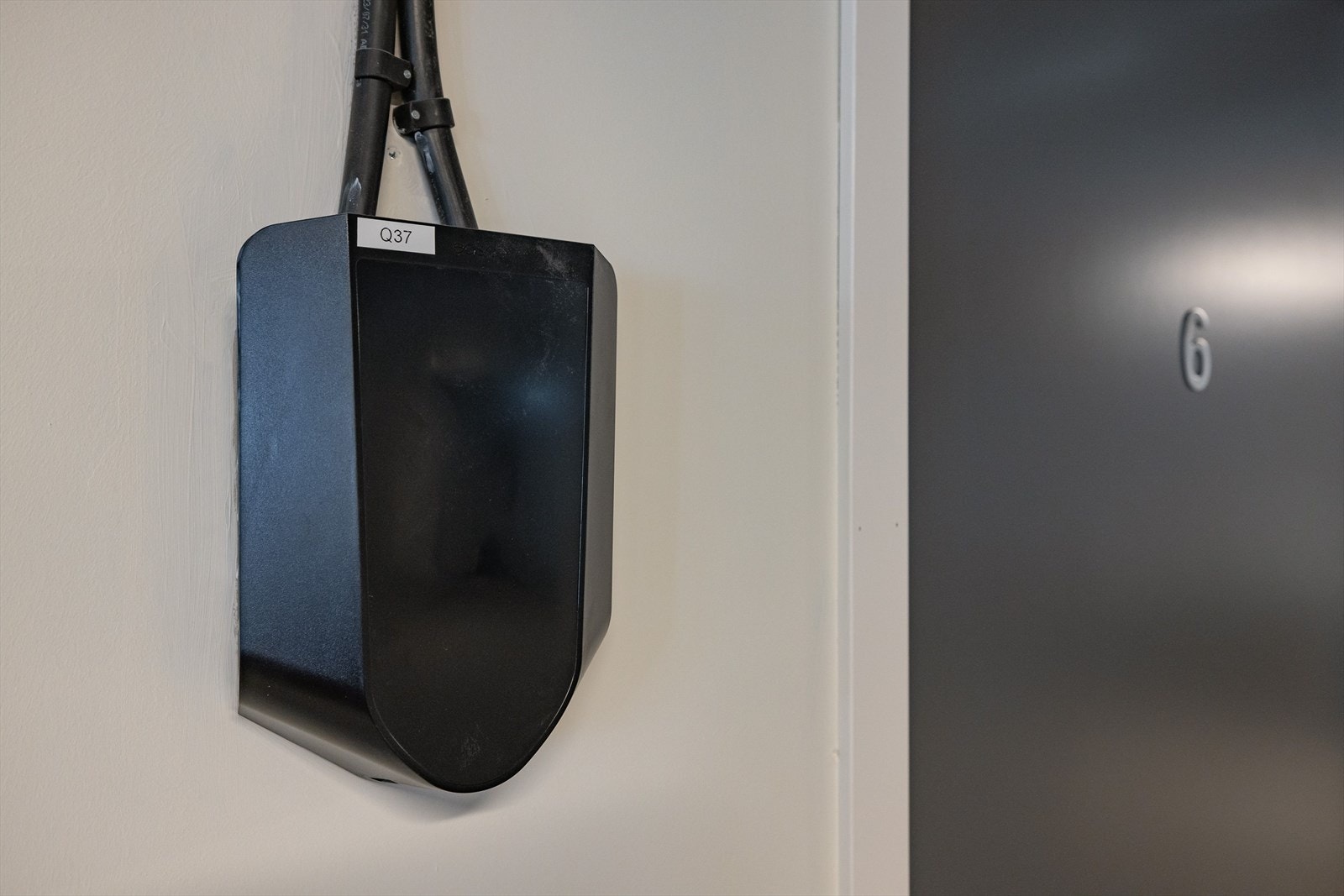 Det er montert elbil-lader. Galleribilde