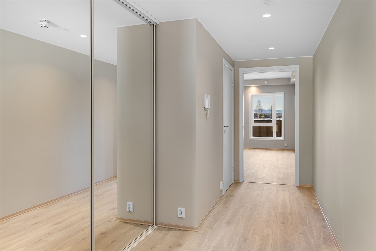 Du ønskes velkommen inn i en lys, innbydende og praktisk entré. Høy standard med enstavs gulv, vannbåren gulvvarme, glatte overflater malt i en fin farge, skjult elektrisk anlegg og downlights i himlingen. Galleribilde