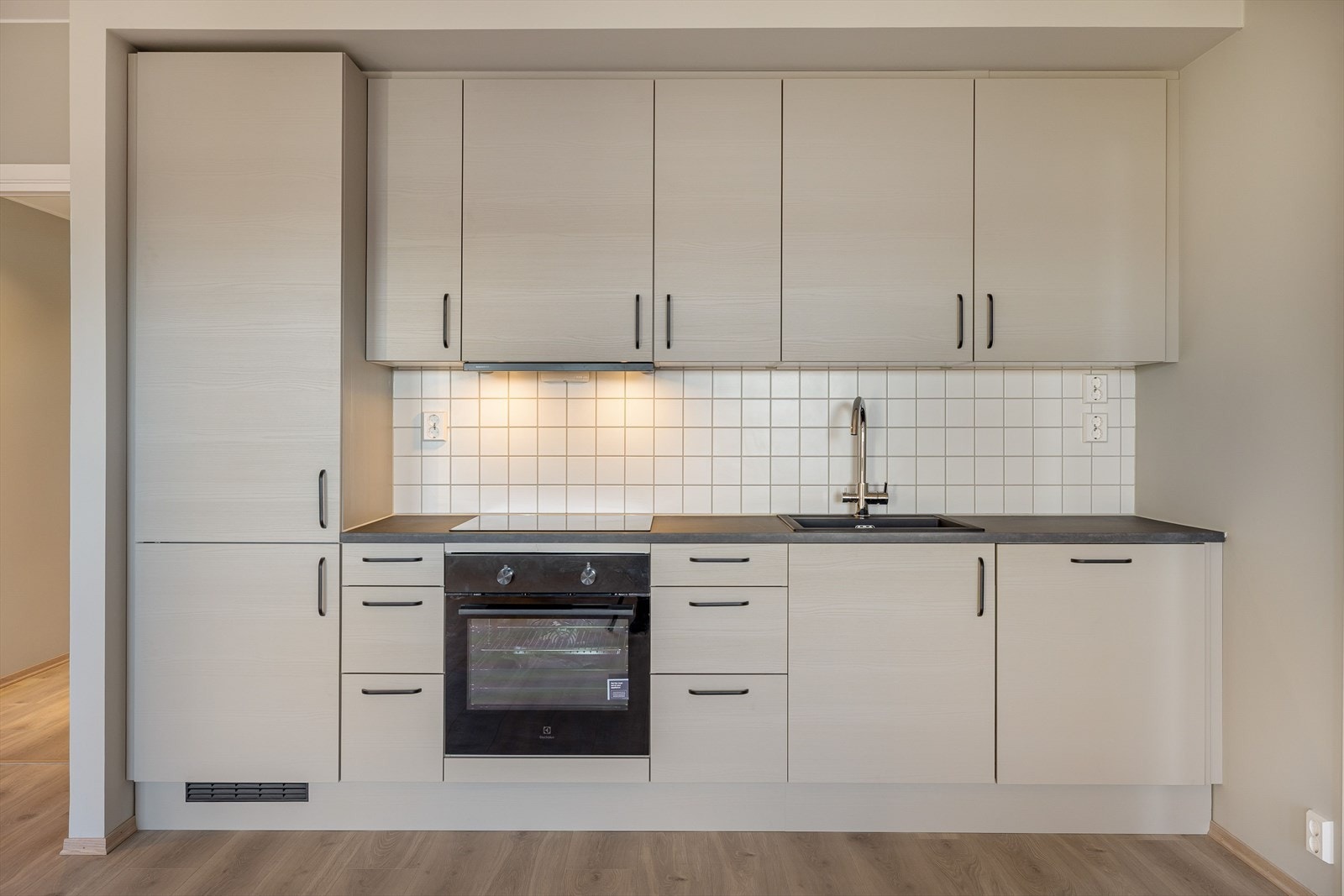 Helt nytt og moderne kjøkken som er fullt utstyrt med integrerte hvitevarer som medfølger. Galleribilde