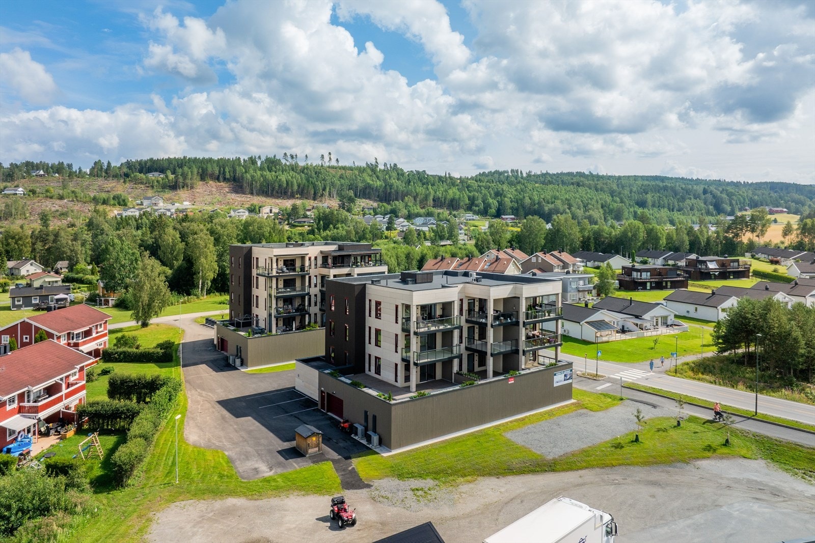 Leiligheten ligger midt i hjertet av Romedal sentrum med gangavstand til alle fasilitetene Romedal sentrum har å by. Galleribilde