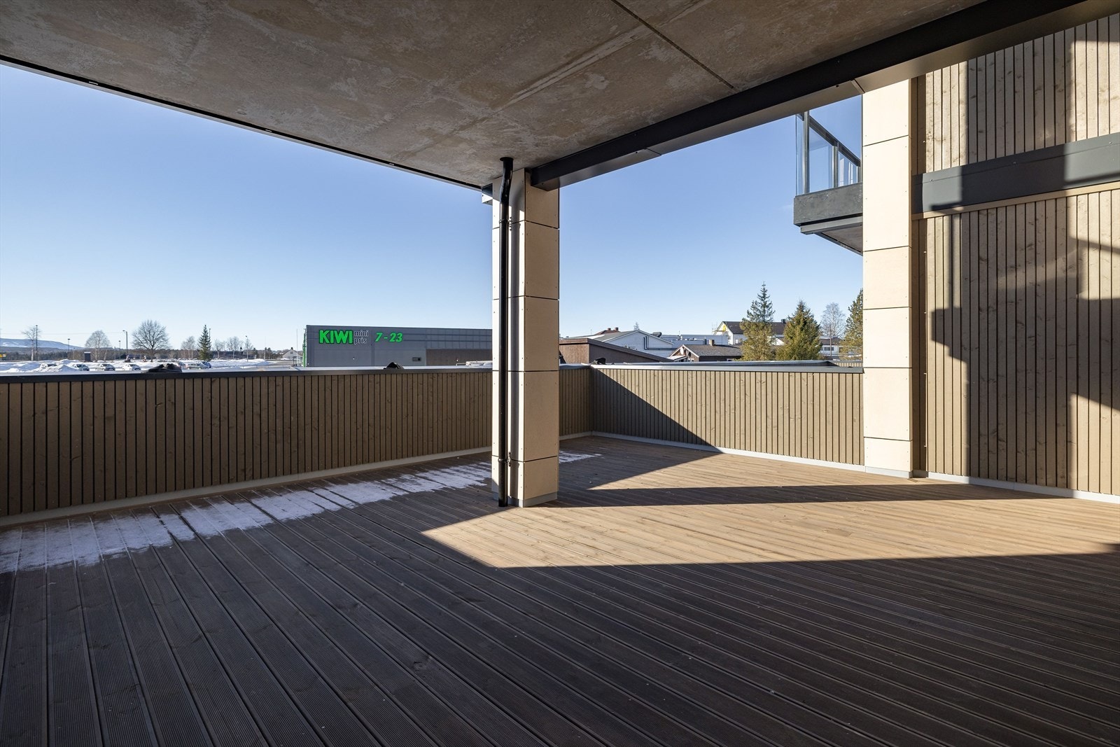 Terrassen er delvis overbygget. har terrassebord på gulv og god plass til flere ulike soner og sittergrupper. Galleribilde