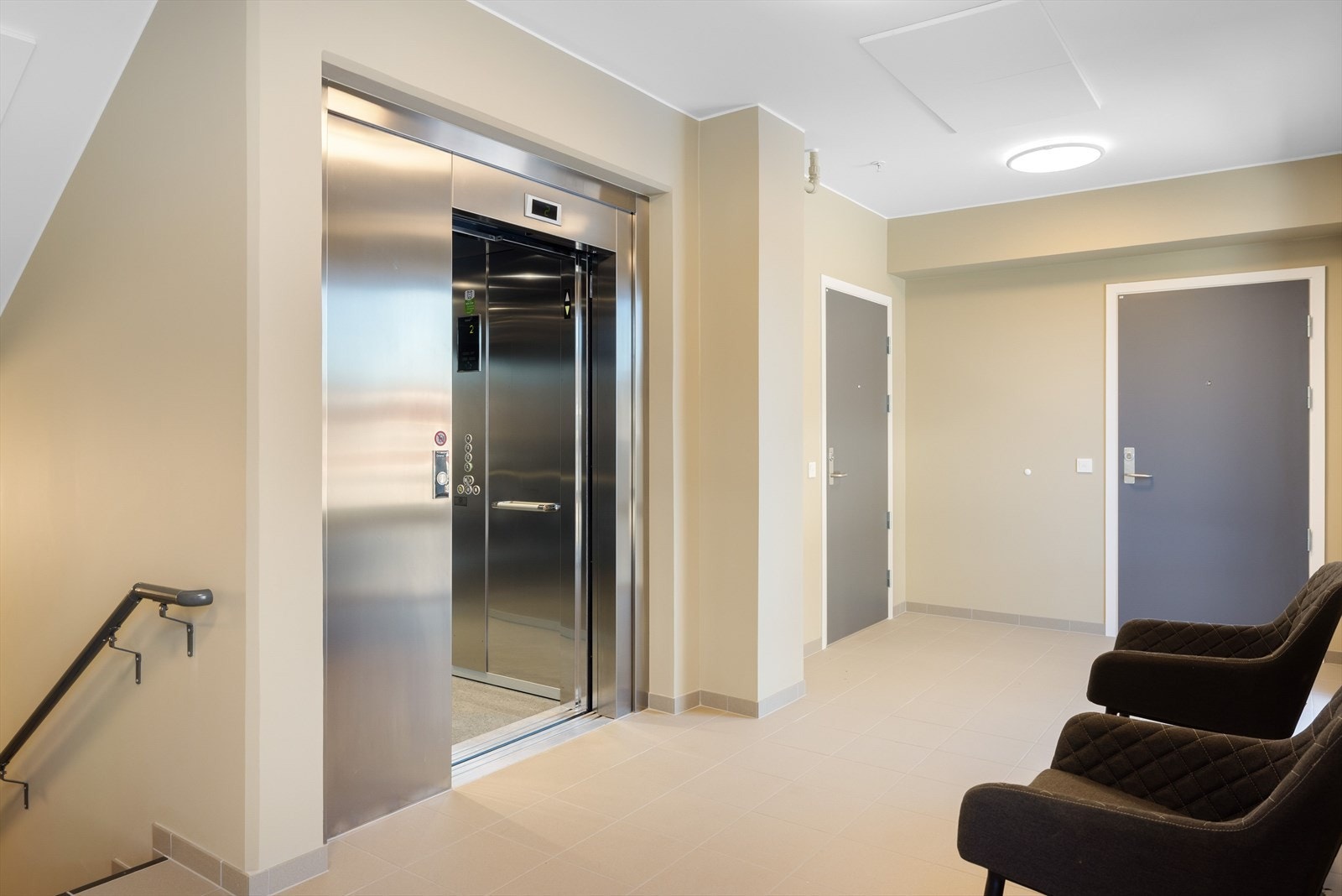 Du tar deg opp til leiligheten i byggets 2. etasje via felles trapperom med heis. Galleribilde