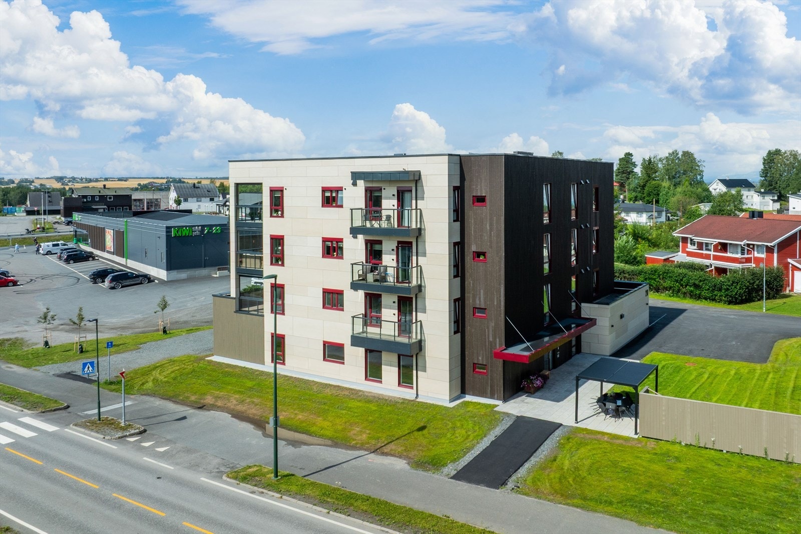 Her finnes bla. dagligvareforretningen Kiwi, frisører, legesenter, bensinstasjon og landhandleri. Kun ca. 300 meter til bussholdeplass med totalt 10 ulike busslinjer. Kort veg til av/påkjøring E6. Galleribilde