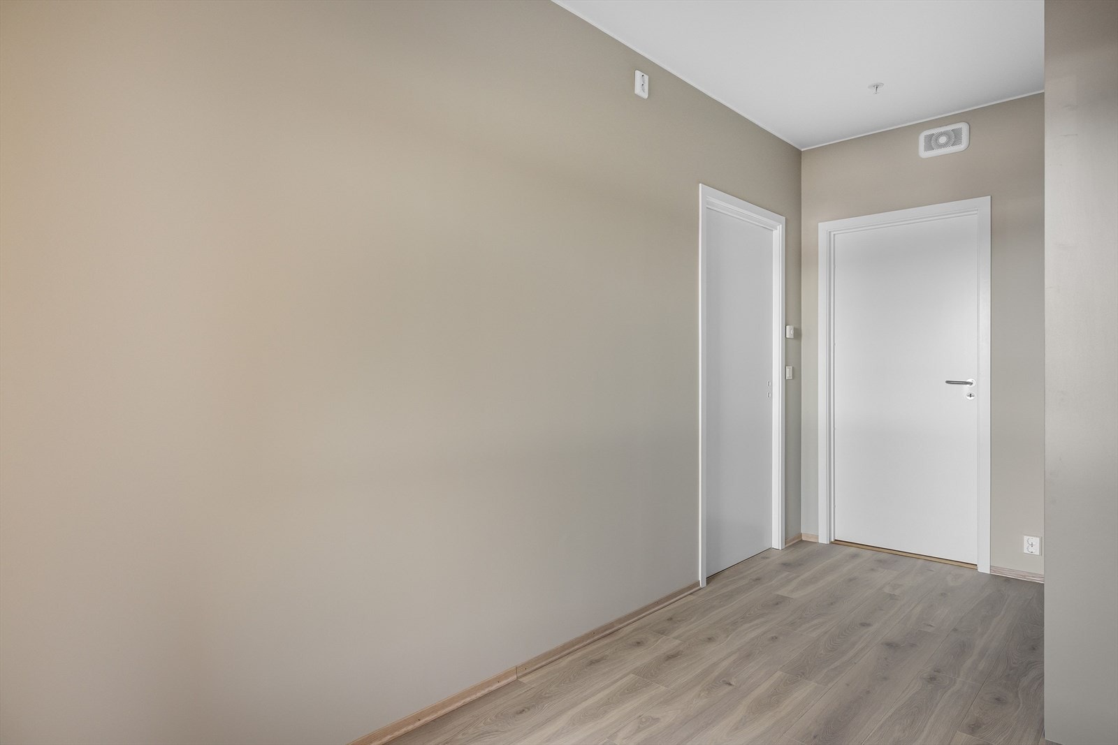 Fra soverommet er det også adkomst til en praktisk innvendig bod med gode lagringsmuligheter. Galleribilde