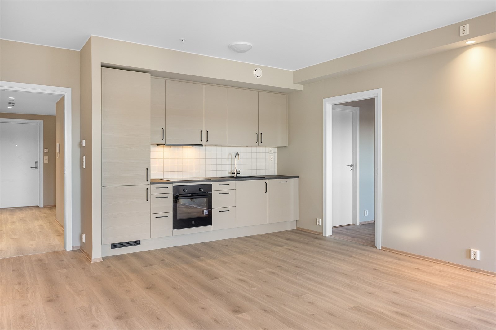 Stuen har god og moderne standard med enstavs laminat på gulv med vannbåren gulvvarme, glatte overflater malt i en fin varm farge, skjult elektrisk anlegg og downlightskasser i himlingen. Galleribilde