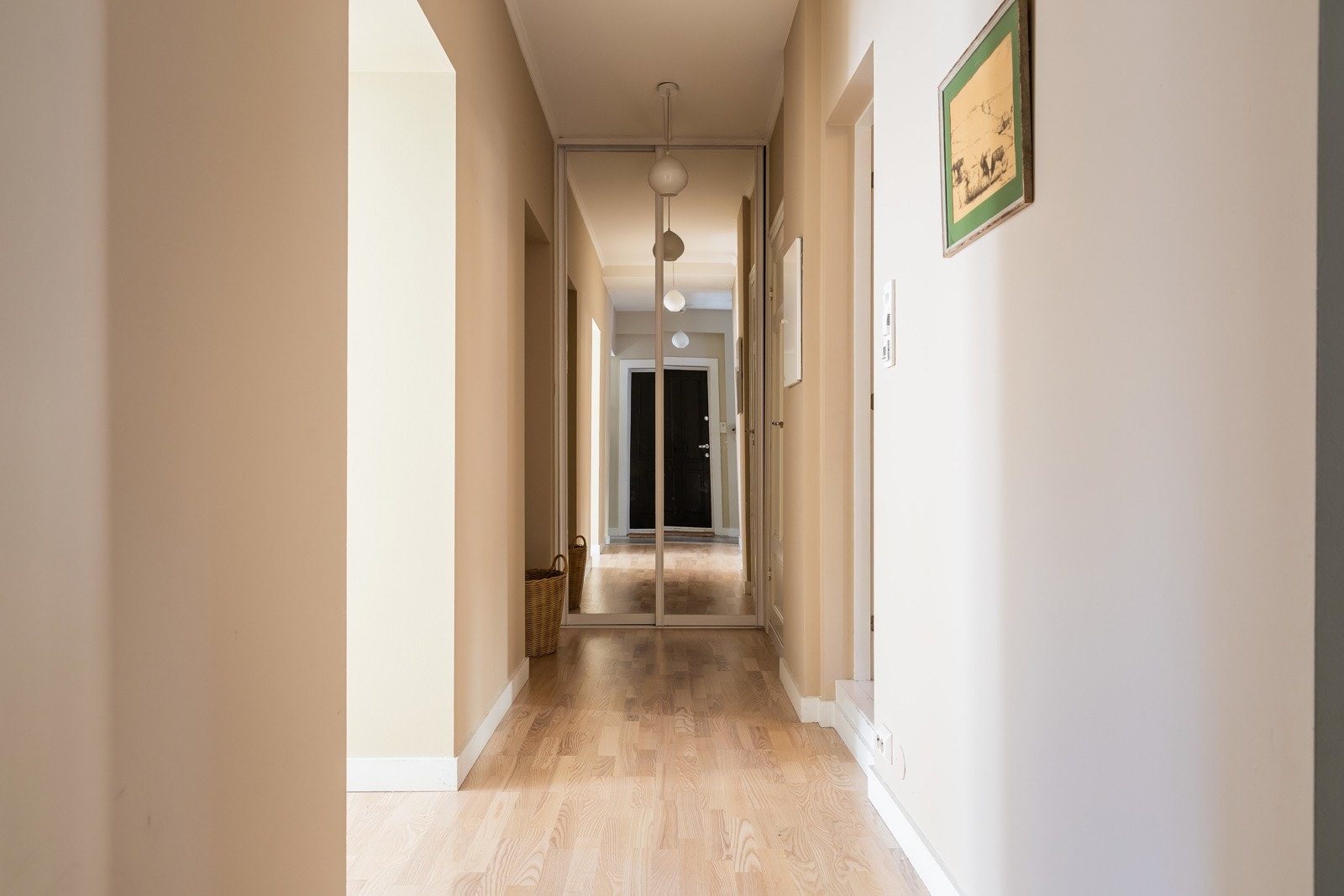 Leiligheten byr på 4 lyse og innbydende soverom, alle med plass til både seng, skrivebord og ekstra oppbevaring. Innerst i gangen til hovedsoverommet er det praktisk garderobeløsning gjemt bak de takhøye skyvedørene med speilfronter. Galleribilde