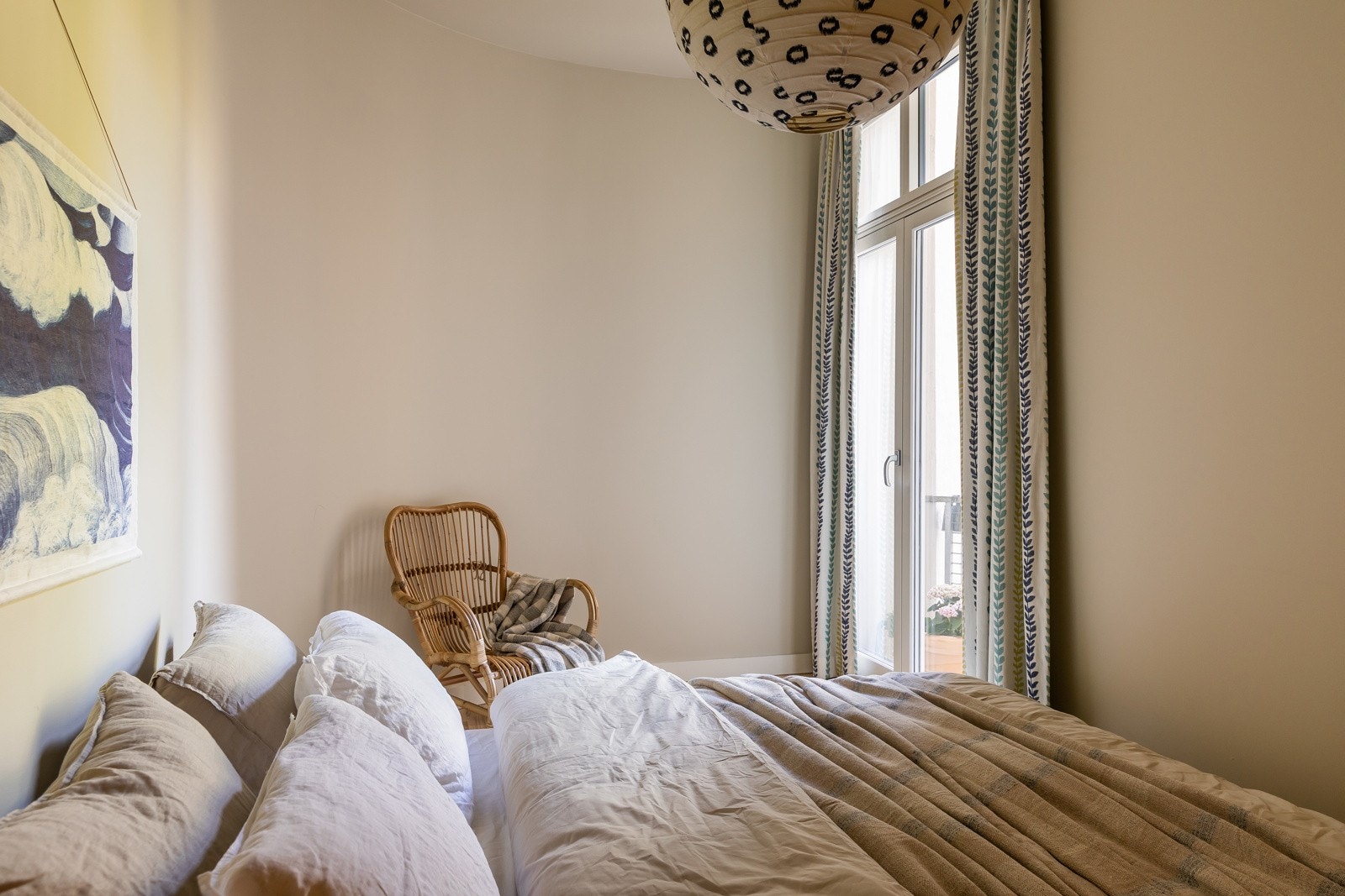 Varmefolie og nytt parkettgulv i 2022 på hovedsoverommet og originale tregulv ellers. Samtlige soverom er malt i lyse og fine farger i august 2025. Galleribilde