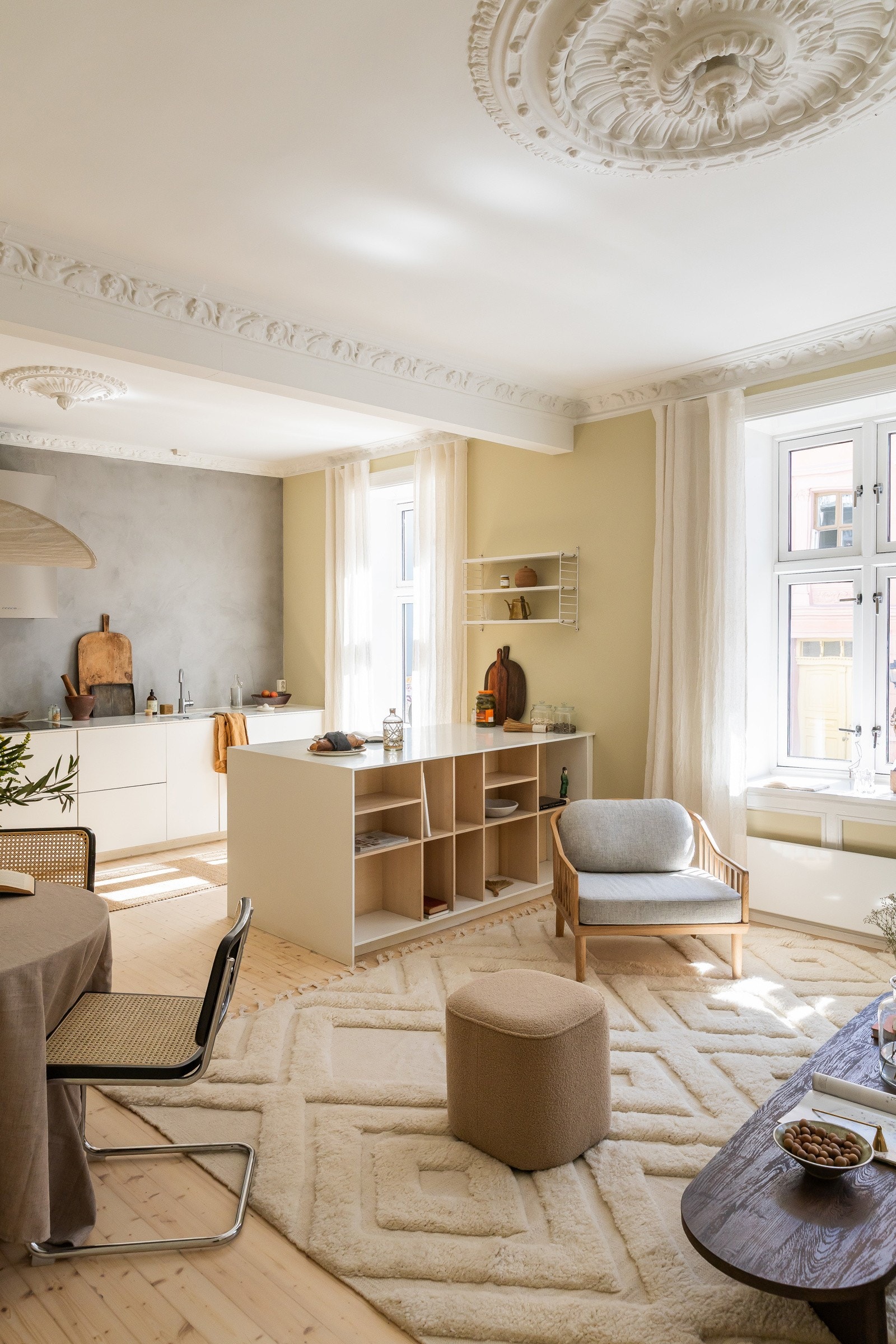 Det originale tregulvet (nyslipt og behandlet i august 2025) gir varme og personlighet, mens vakker stukkatur og rosett i himlingen tilfører klassisk sjarm og arkitektonisk karakter. Galleribilde