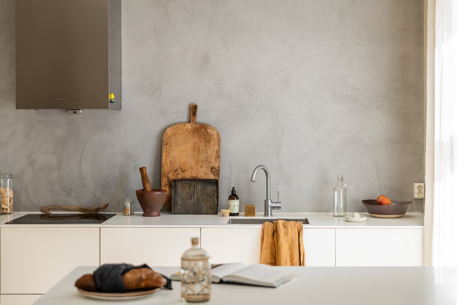 Alle hvitevarer er integrert og fra Siemens - med induksjonstopp, stekeovn, oppvaskmaskin, kjøleskap og fryser. Galleribilde