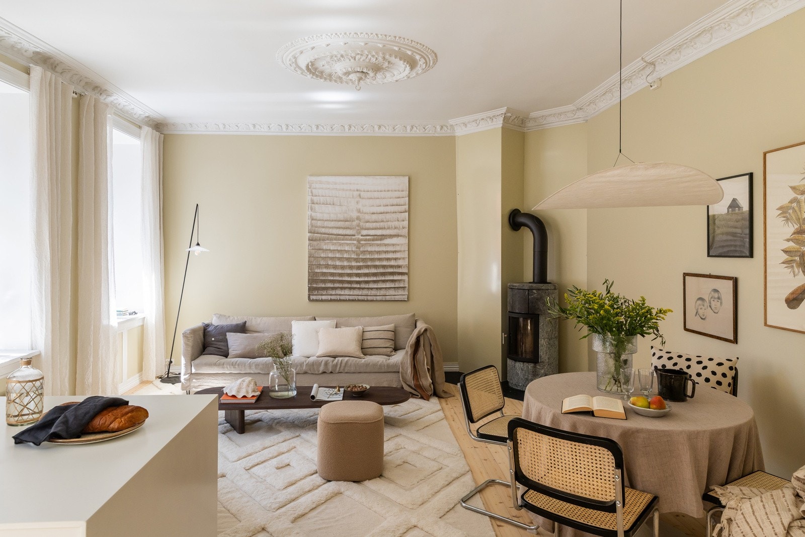 Stuen er boligens naturlige samlingspunkt og er et luftig, sosialt og stilfullt rom som virkelig setter tonen. Galleribilde
