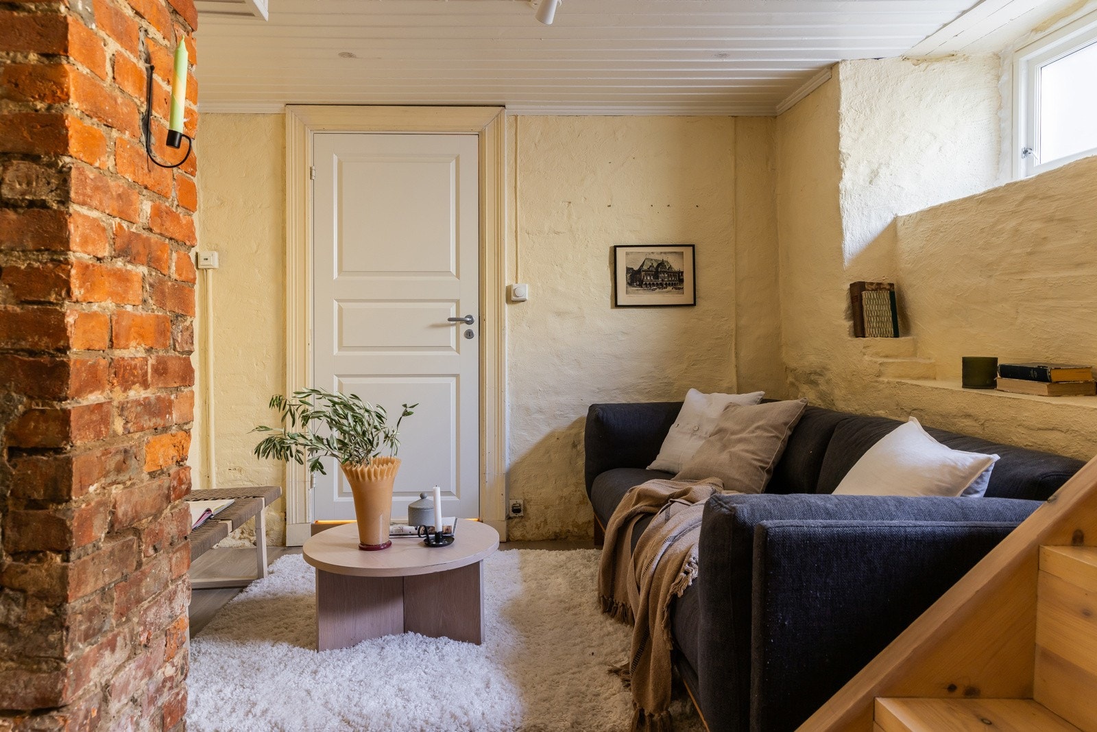 Denne etasjen ble totalrenovert i 2022. Vinduer (nye i 2023) vender ut mot den hyggelige bakgården, som gir et rolig og privat inntrykk. Galleribilde