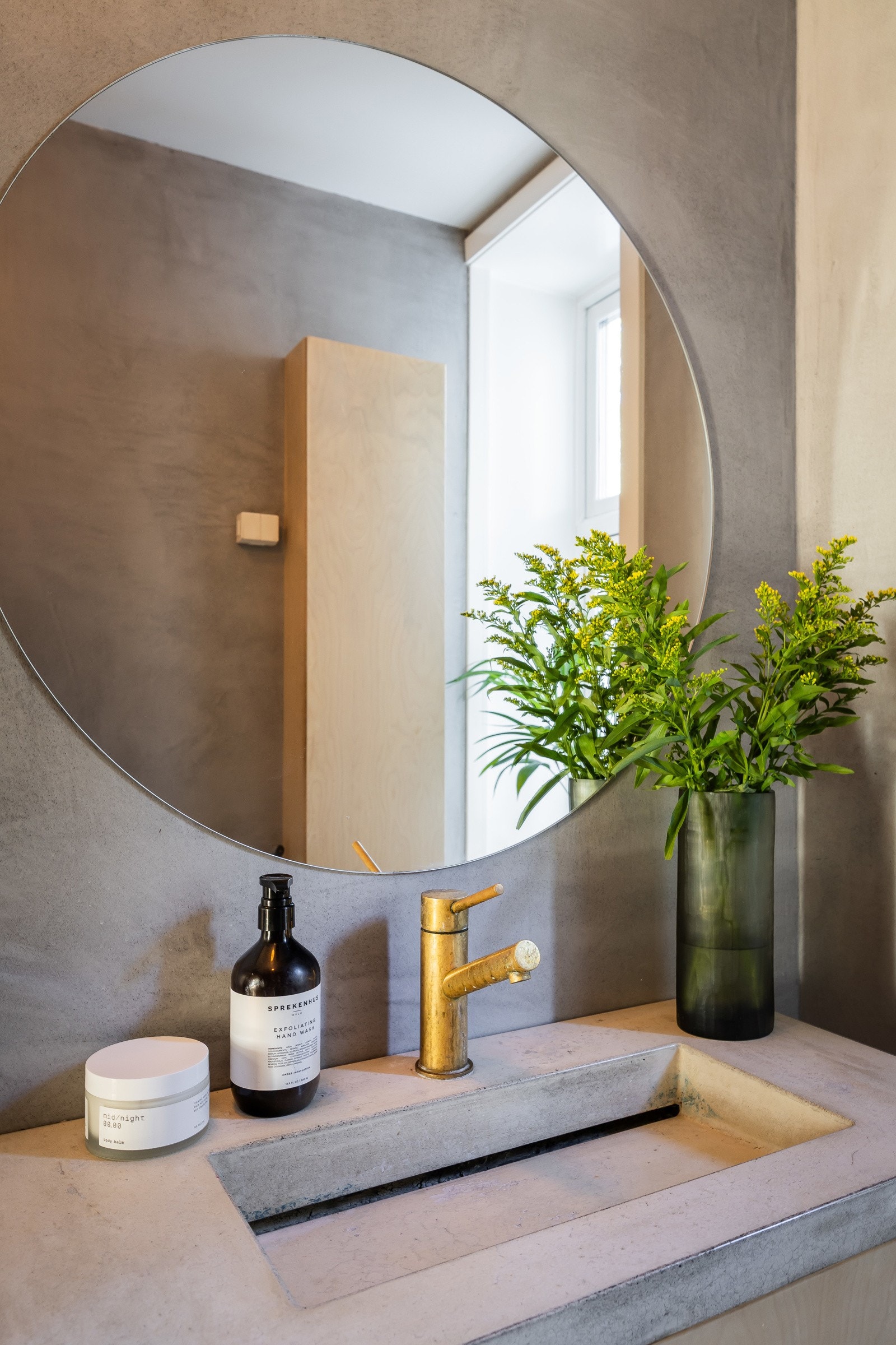 Servanten er laget i helstøpt betong med et underskap, og både servant og høyskap er spesialtilpasset og håndlaget av en møbelsnekker - en flott detalj som gir rommet ekstra karakter. Galleribilde