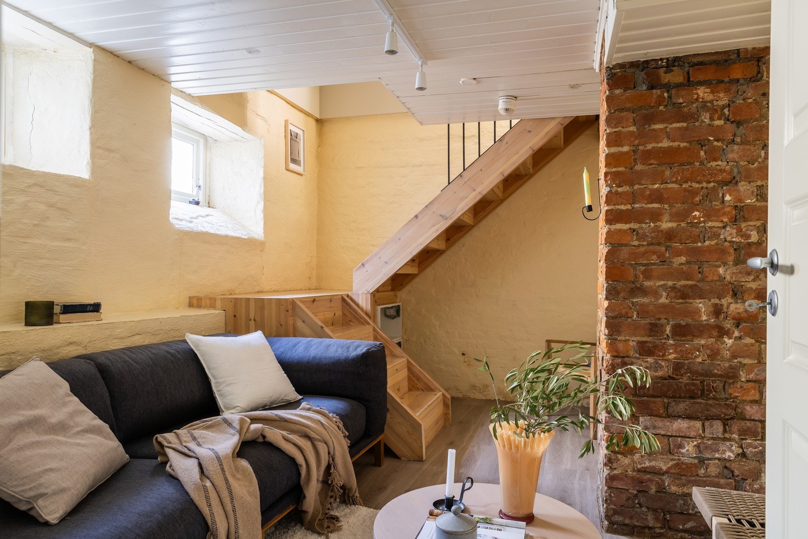 Her er det god plass til både sofagruppe og TV-seksjon, og med behagelig gulvvarme får du ekstra komfort hele året. Galleribilde