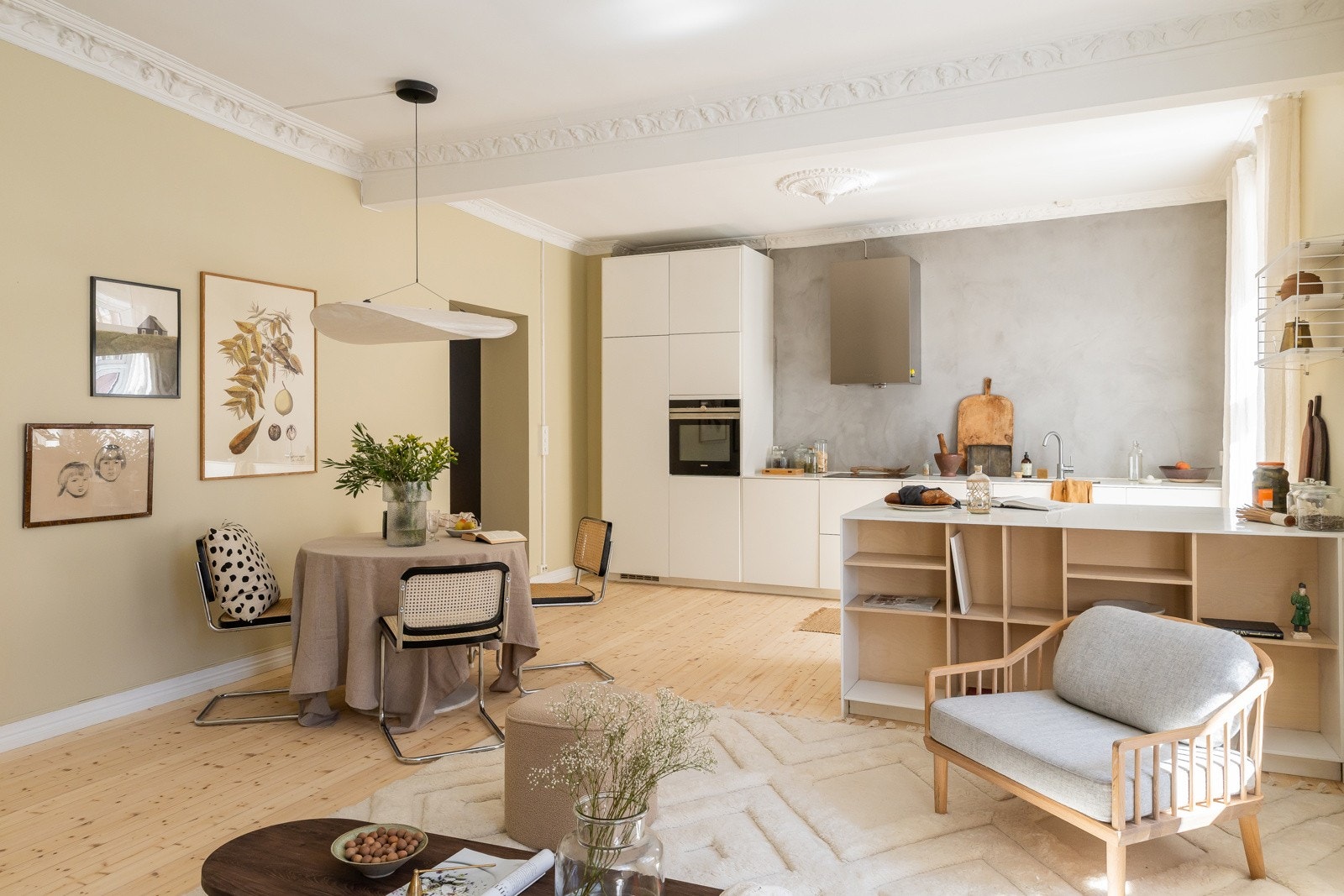 Kjøkkenet ligger i åpen løsning i forbindelse med stuen og bidrar til en sosial og funksjonell planløsning, perfekt for den moderne familien som liker å være sammen. Galleribilde