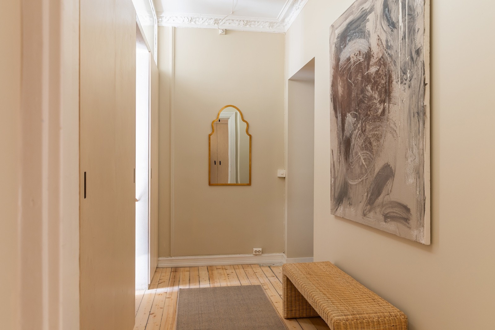 I gangen mellom de tre resterende soverommene er det lagt til rette for mye lagring i spesialtilpassede garderobeløsninger. Galleribilde