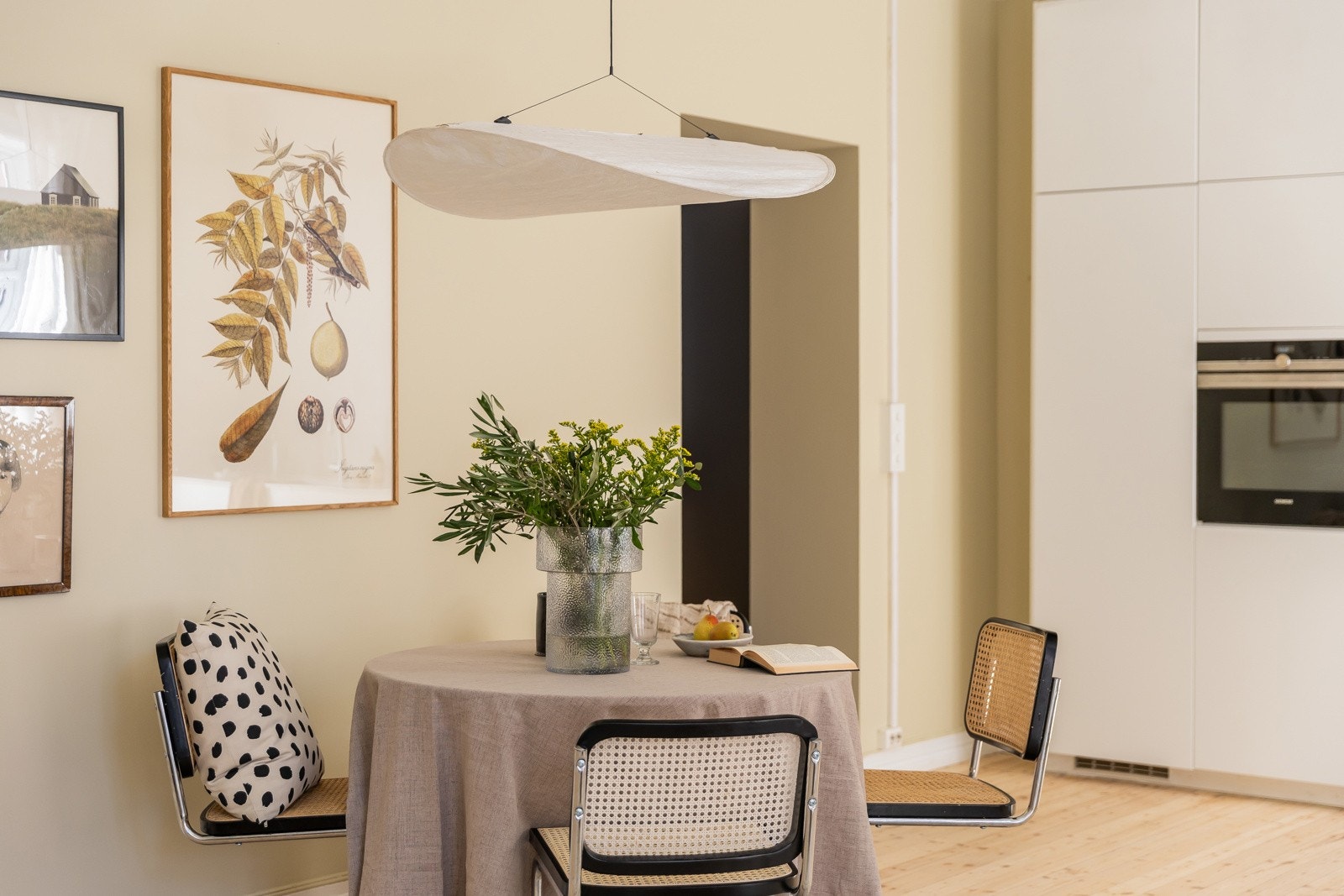 Den naturlige overgangen til stuen gjør det enkelt å være vertskap, og spiseplassen like ved gjør dette til et perfekt samlingspunkt for både hverdag og helg. Galleribilde