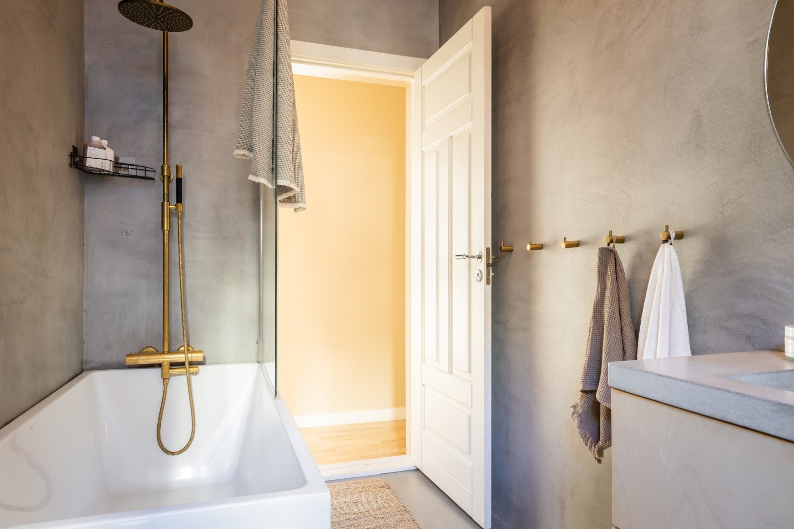 En stilig touch er armaturene i messing fra Tapwell, både på dusj og servant, som gir en elegant kontrast. Galleribilde