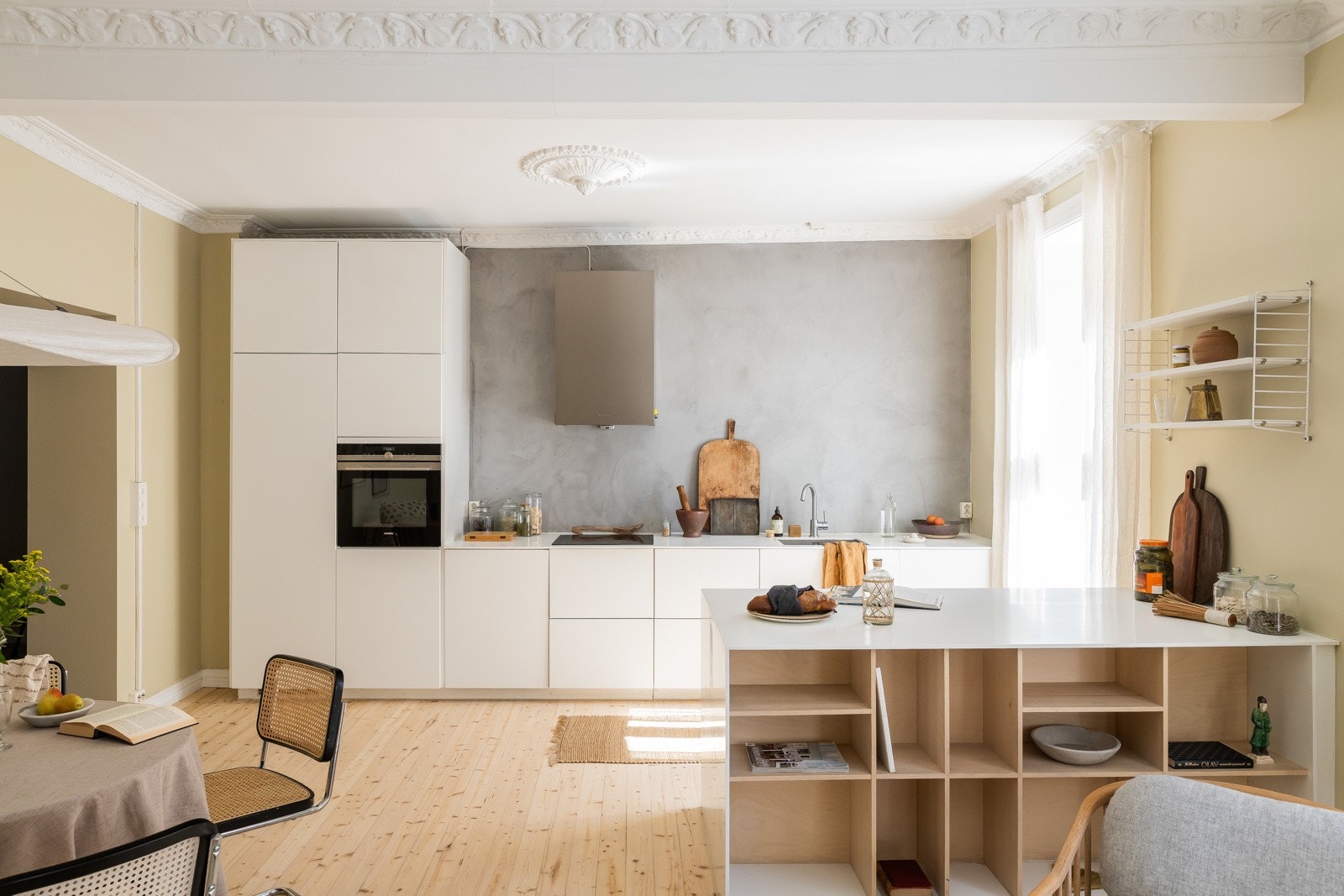 Kjøkkeninnredningen er stilren og tidløs, med hvite, glatte fronter og en elegant Corian benkeplate med underlimt oppvaskkum og ett-greps armatur fra Tapwell. Galleribilde