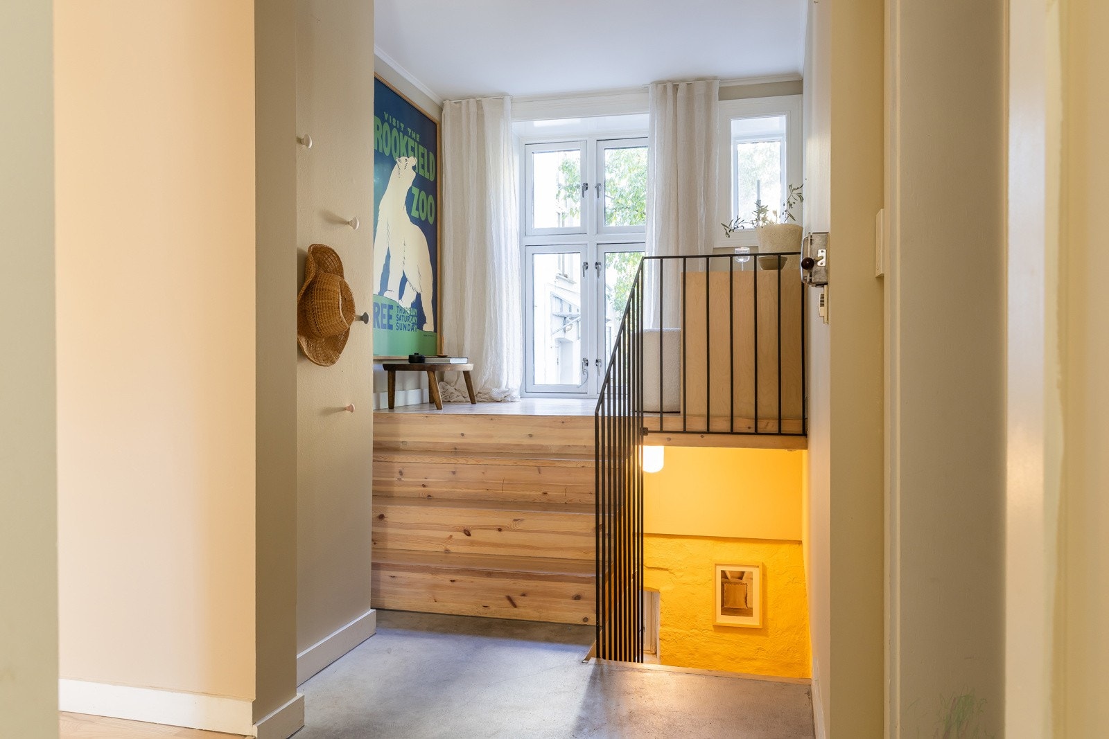 En trapp ned finner du en ekstra stue som gir muligheter for både avkobling og underholdning. Galleribilde