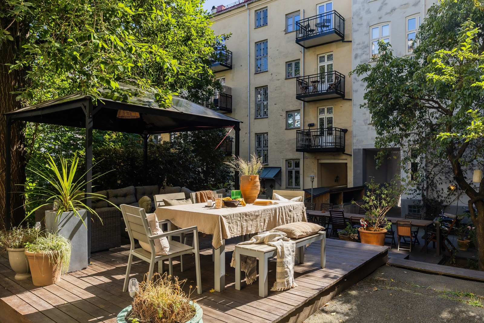 Gårdsrommet mellom bygårdene er åpent og trygt, og gir barna frihet til å leke og utforske på tvers av eiendommene. Galleribilde