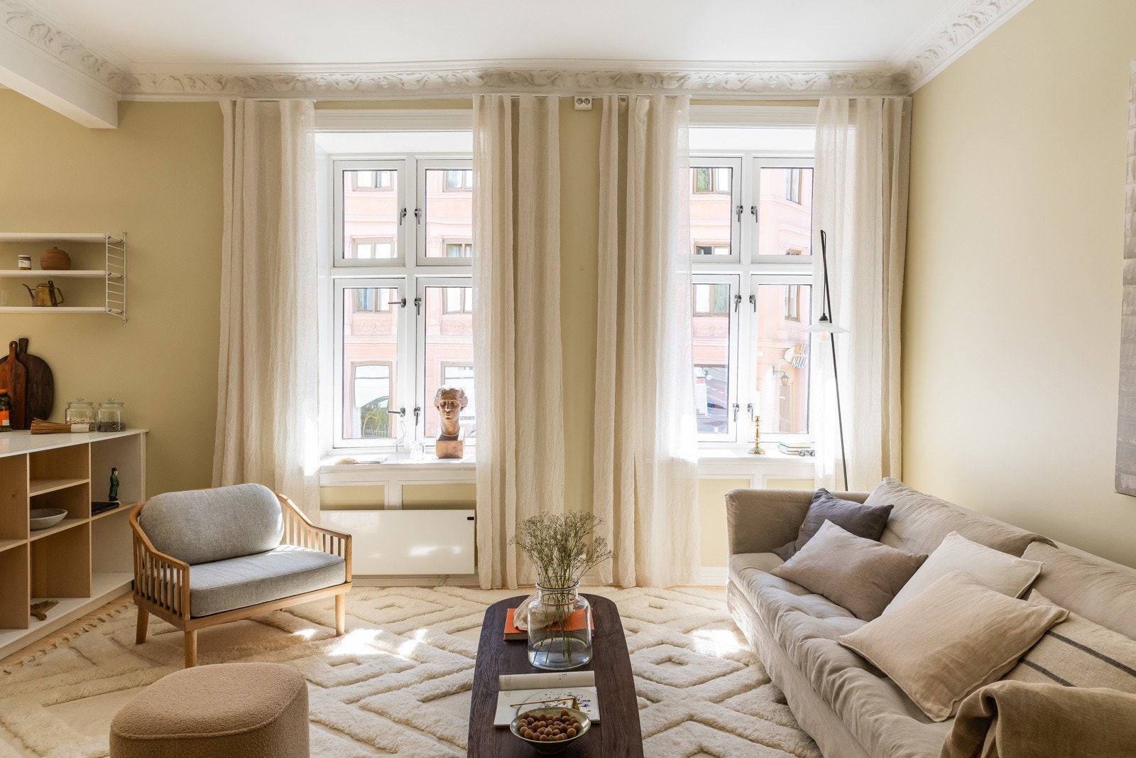 Store vindusflater slipper inn rikelig med dagslys, og den gode takhøyden sammen med åpen løsning mot kjøkkenet gir en herlig romfølelse. Galleribilde