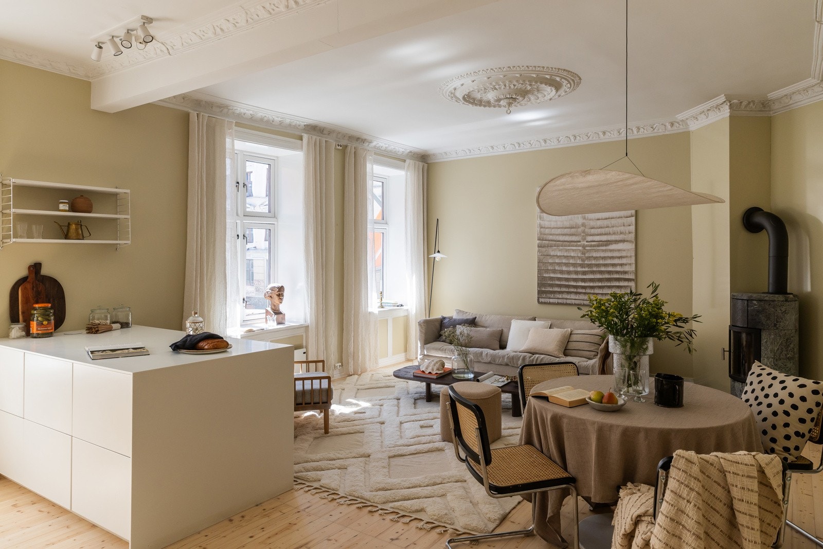 Dette er en romslig og sjarmerende familiebolig midt på populære Grünerløkka, med alt av servicetilbud rett utenfor døren. Her venter fire sov, to bad, vaskerom og en koselig kjellerstue, perfekt for den aktive familien. Galleribilde