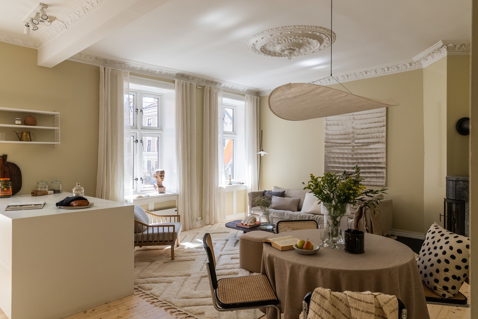 Stuen er romslig med god plass til sofagruppe med salongbord. Det er også god plass til både TV og lydanlegg (grunnpakke kabel-TV og internett er inkludert i felleskostnadene). Galleribilde