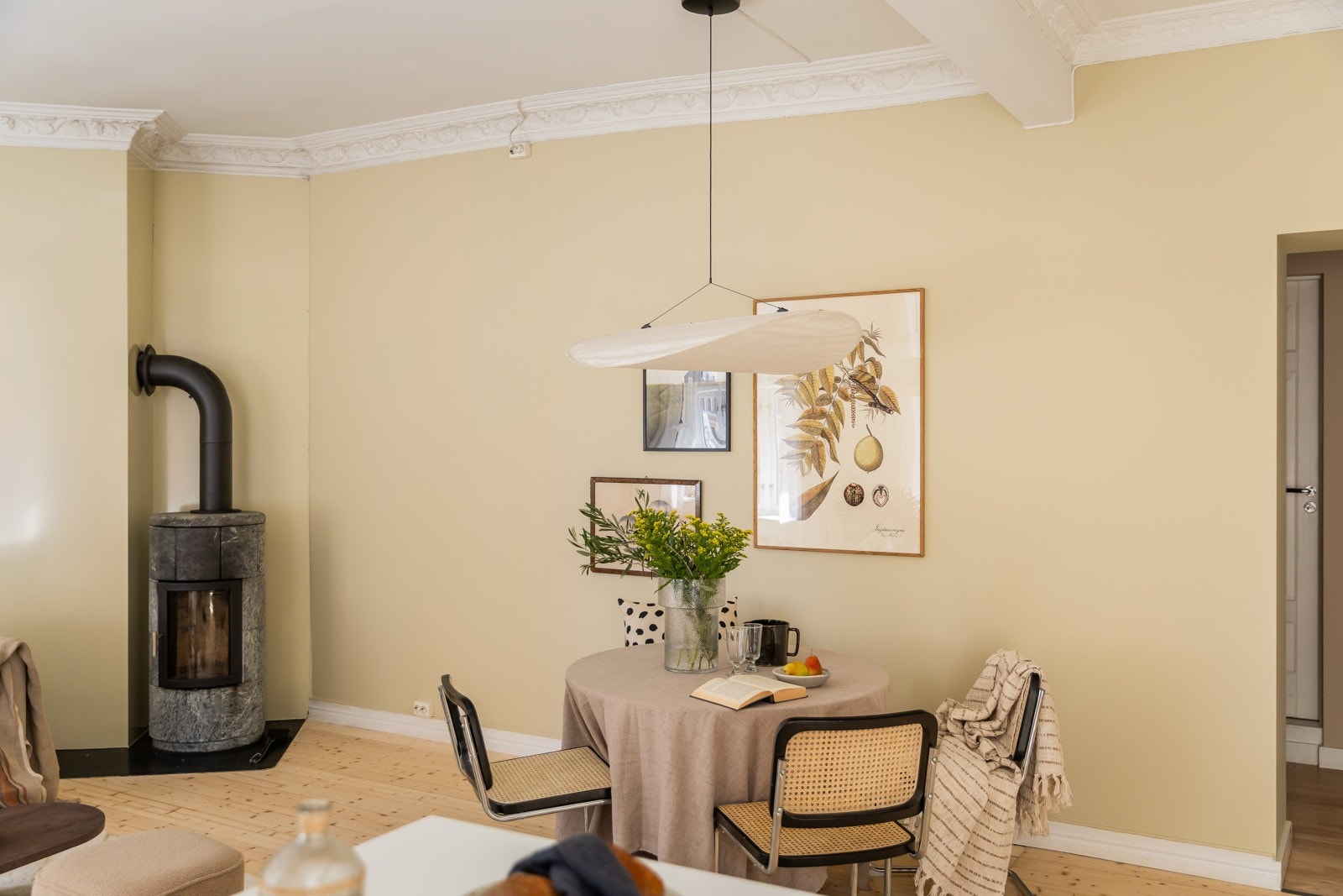 På kalde dager sørger en rentbrennende peisovn fra Norsk Kleber (installert i 2016) for både varme og den ekstra hyggelige stemningen som bare levende ild kan gi. Galleribilde