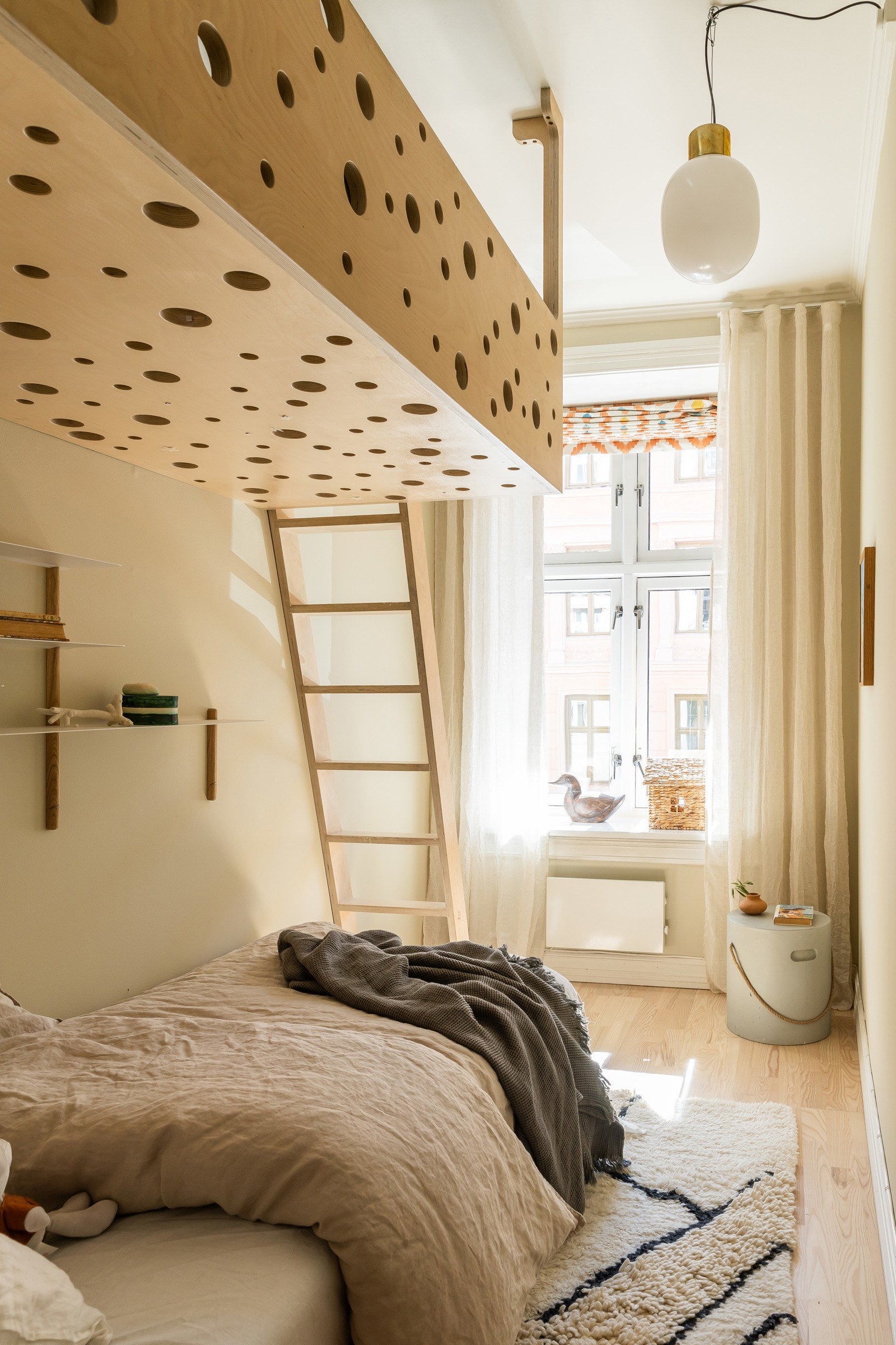 På det tredje soverommet finner du en unik og smart sengeløsning, designet av en interiørdesigner og bygget av møbelsnekker. Galleribilde