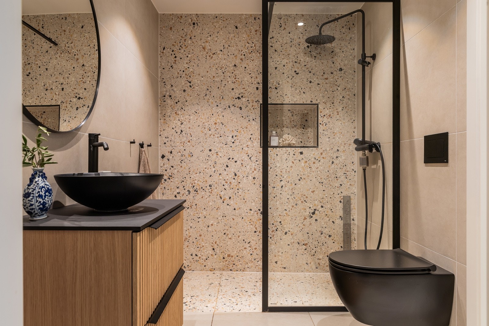 Delikat og romslig flislagt baderom, totalrehabilitert i 2022. Tidløse materialvalg med store fine fliser på gulv og vegger. Galleribilde