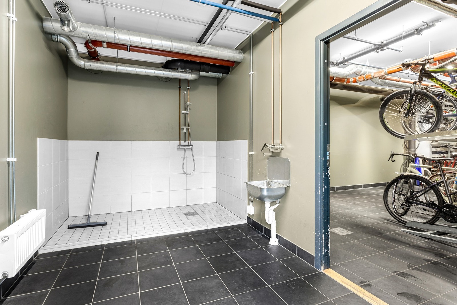 I tillegg er det et praktisk felles dusjrom med egen inngang, for vask av sykkel, barnevogn, hund eller lignende. Galleribilde