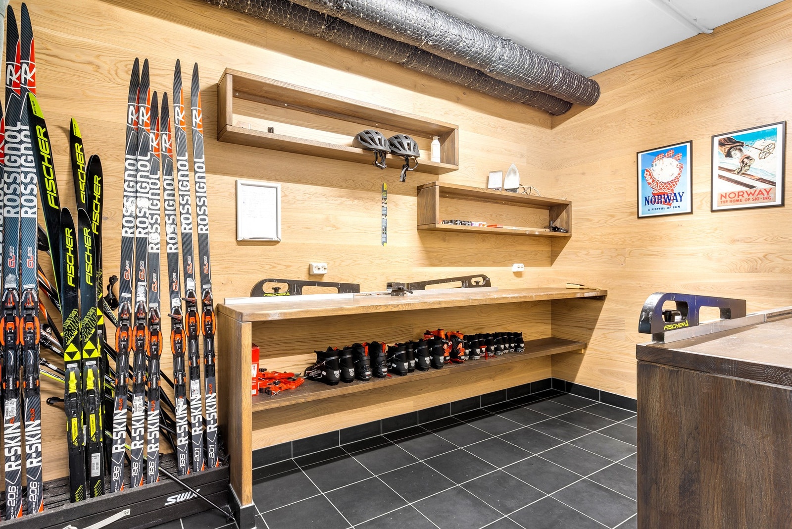 Borettslaget har egen felles smørebod. I tillegg er det utleie av skiutstyr/sykler for beboere. Galleribilde