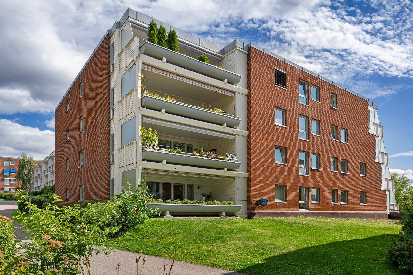 Leiligheten ligger tilnærmet bilfritt, noe som gir et trygt og rolig bomiljø med minimal biltrafikk. Galleribilde