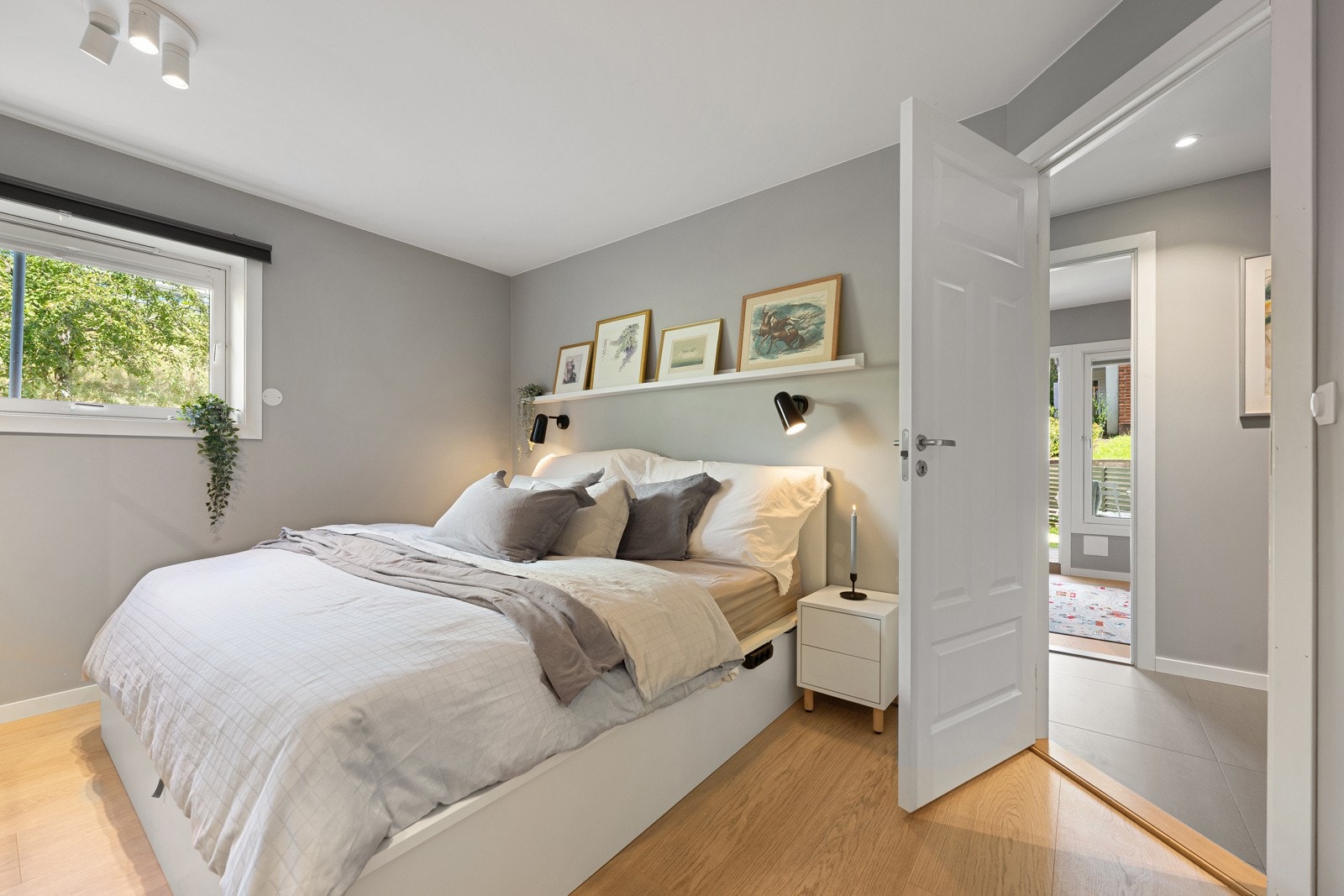 Flott hovedsoverom med god plass til stor dobbeltseng og nattbord. Galleribilde