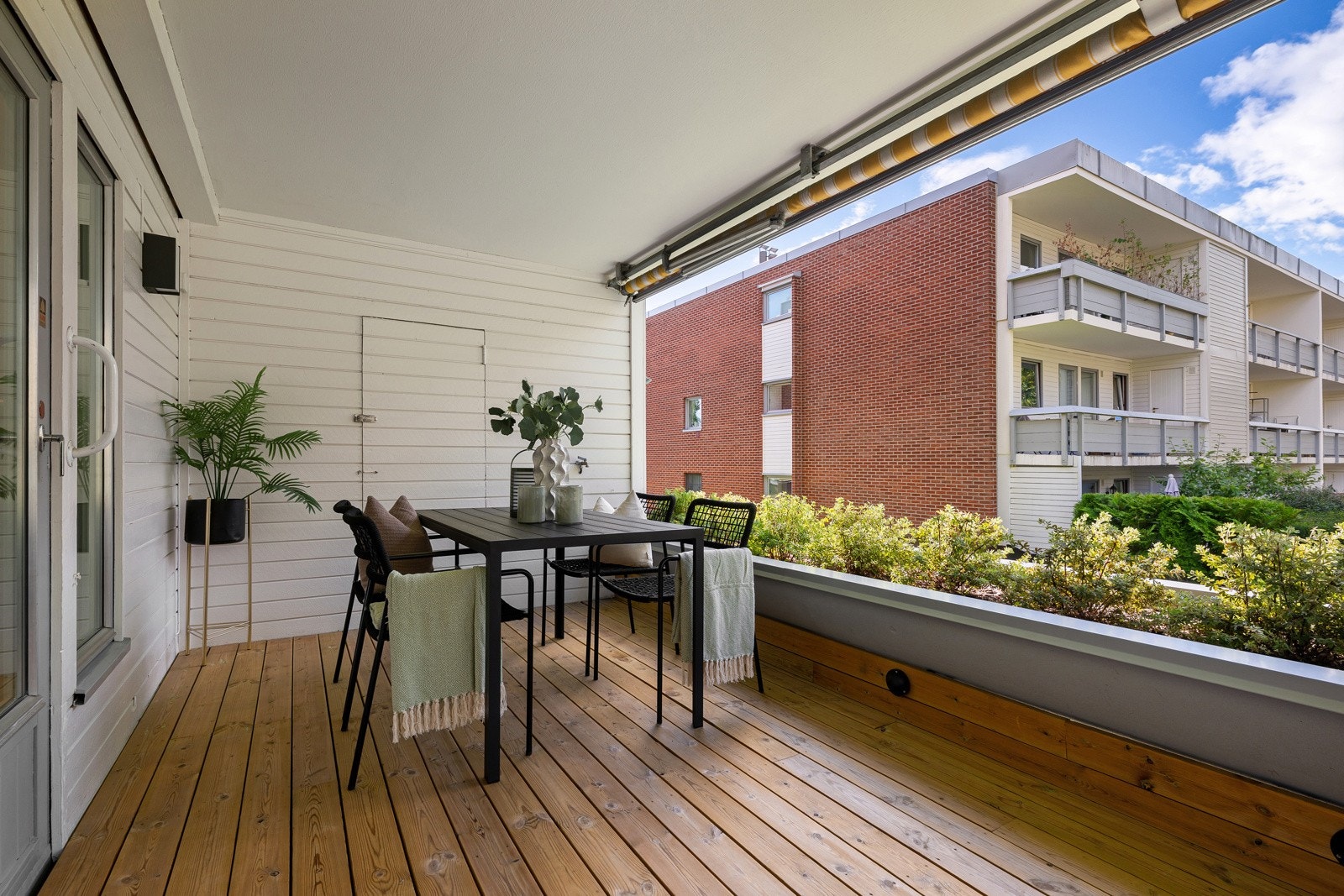 Hyggelig vestvendt terrasse på ca. 14 kvm med gode solforhold. Galleribilde