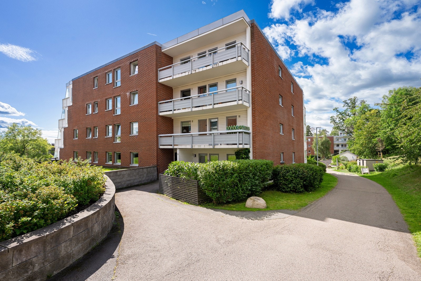 Eiendommen har en ideell plassering, med kort avstand til skoler, barnehager, offentlig transport, rekreasjonsområder og en rekke servicefasiliteter. Galleribilde