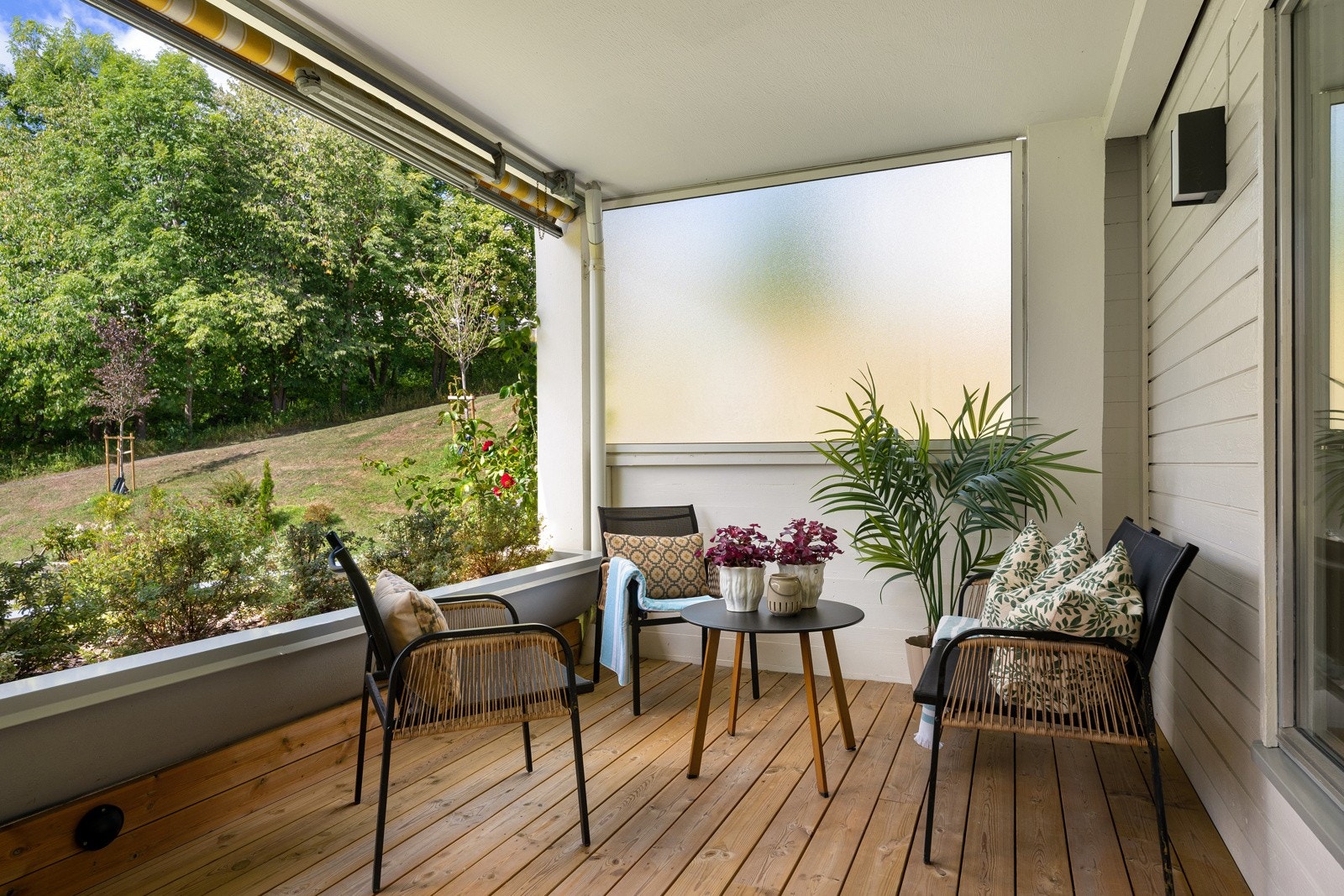 Rikelig med plass til utemøblement som utebord, loungemøblement og grill. Galleribilde