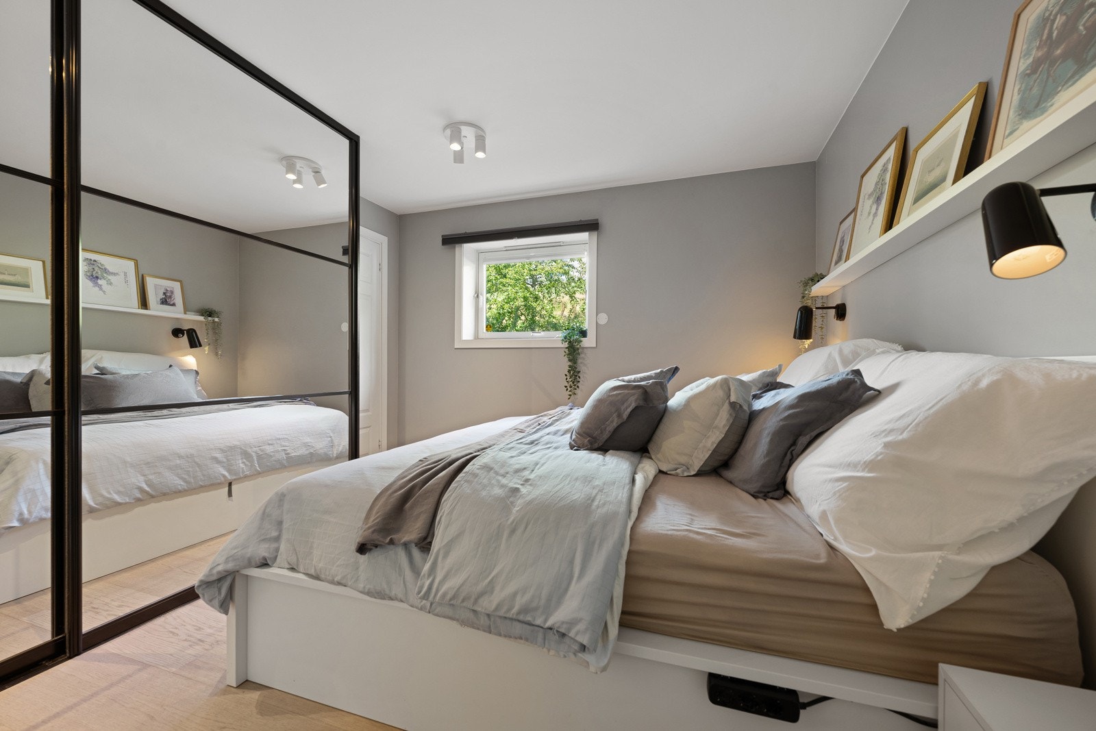 Innredet med skyvedørsgarderobe som gir rikelig med skapplass. Galleribilde