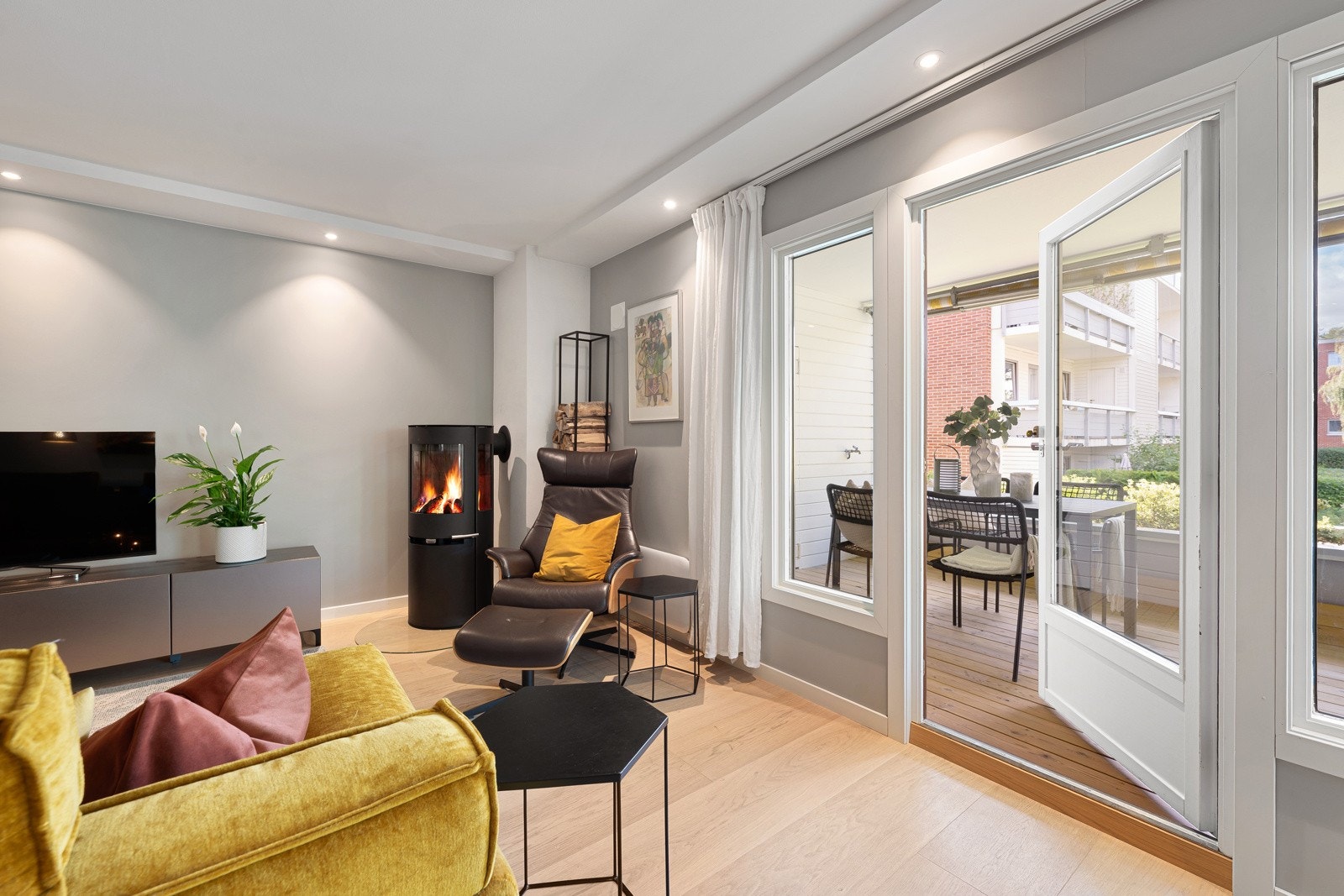 Lekker vedovn som gir godt med varme og skaper en hyggelig atmosfære i rommet. Galleribilde