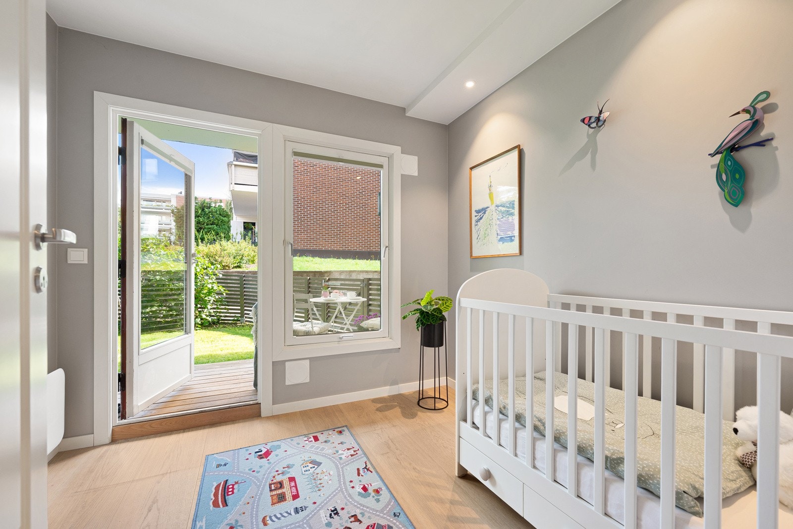 Her er det plass til seng, pult, nattbord og kommode/klesskap. Galleribilde