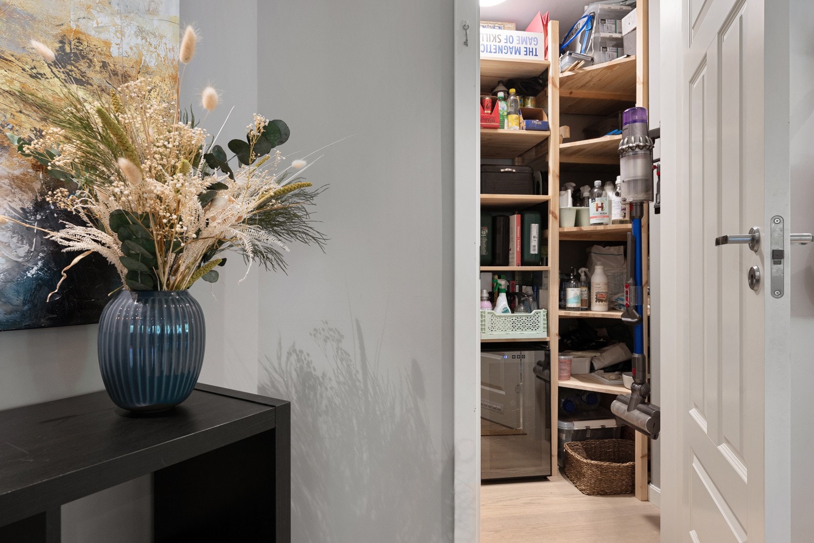 Praktisk kott med rikelig oppbevaringsplass, tilknyttet stue/kjøkken. Galleribilde