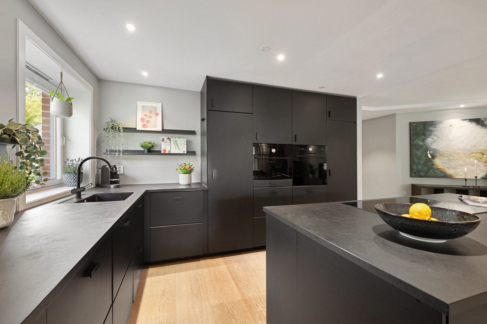 Kjøkkenet er designet med tanke på funksjonalitet og har godt med skap- og benkeplass. Galleribilde