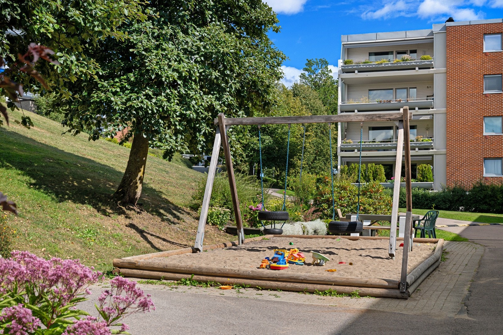 Flotte fellesområder med flere lekeplasser - perfekt for barnefamilier. Galleribilde